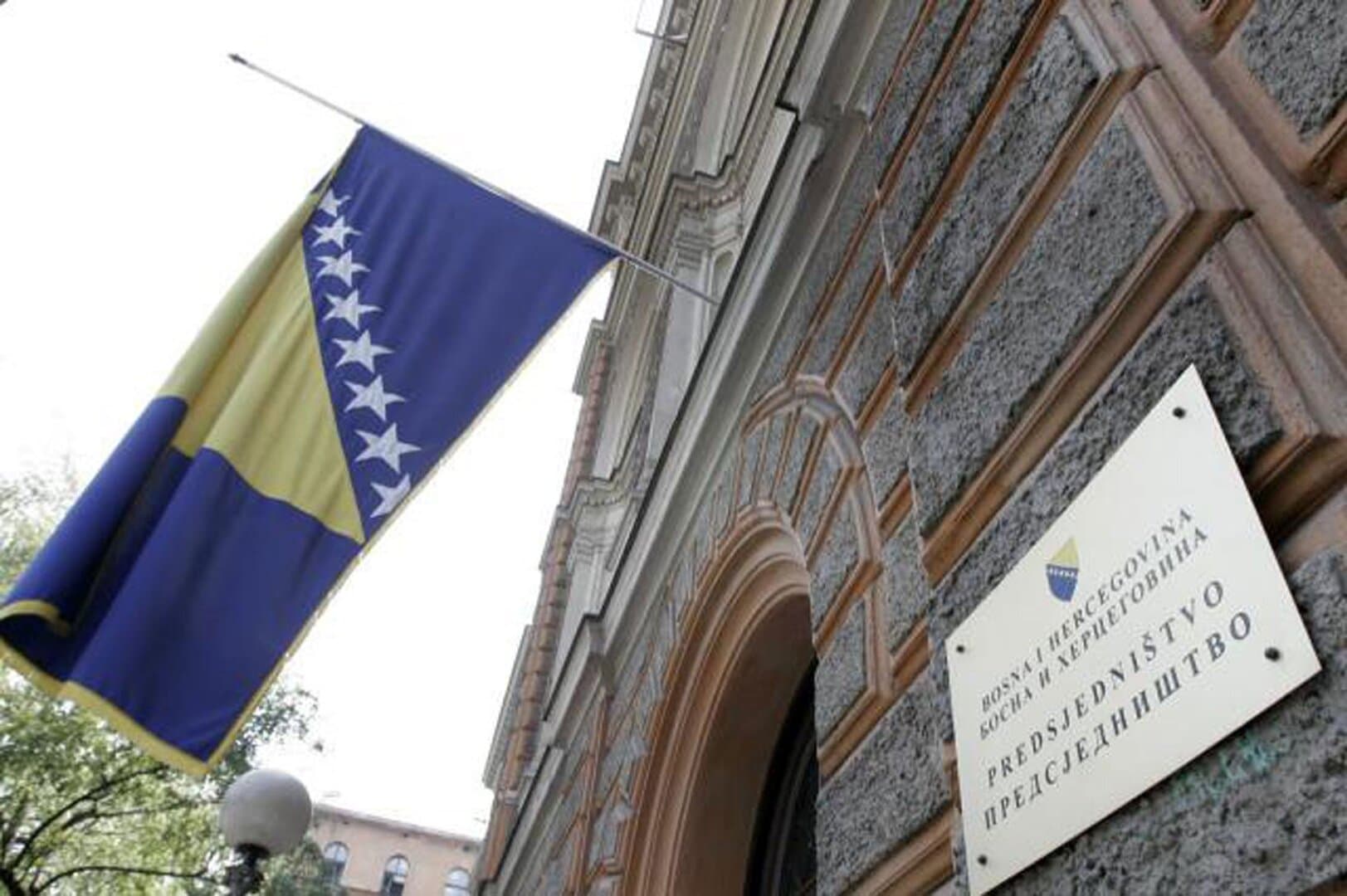 Spuštene zastave na ambasadama BiH u svijetu - slika 1