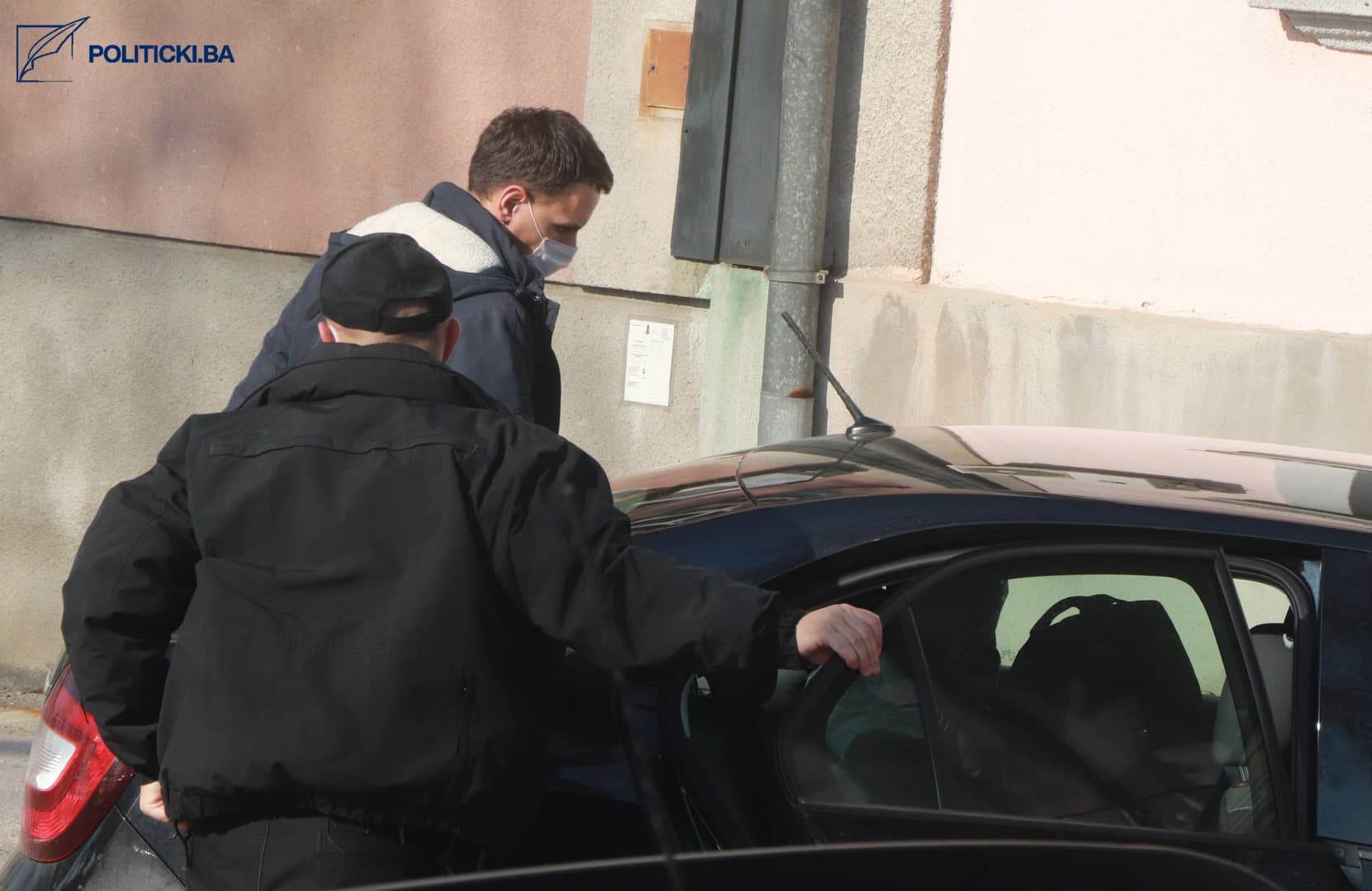 Uhapšeni u akciji „Brend“ dovedeni u prostorije SIPA-e u Tuzli - slika 9