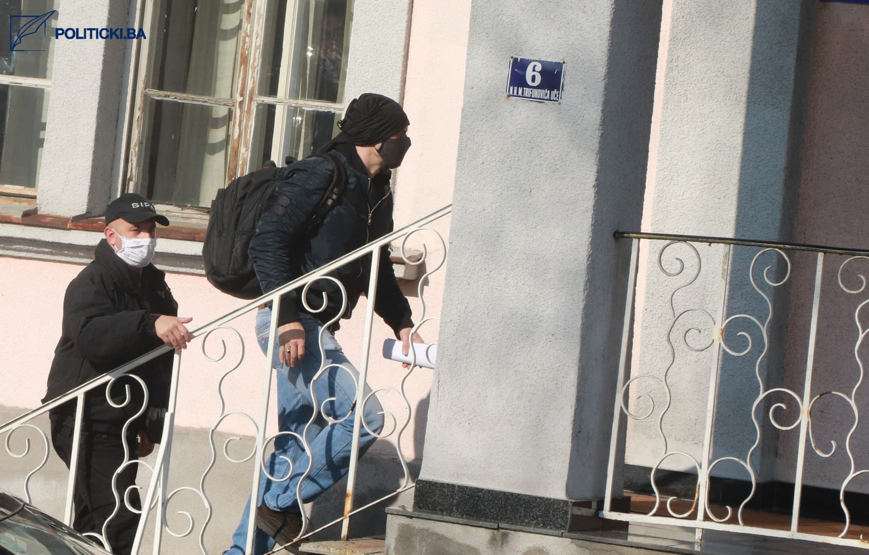 Uhapšeni u akciji „Brend“ dovedeni u prostorije SIPA-e u Tuzli - slika 6