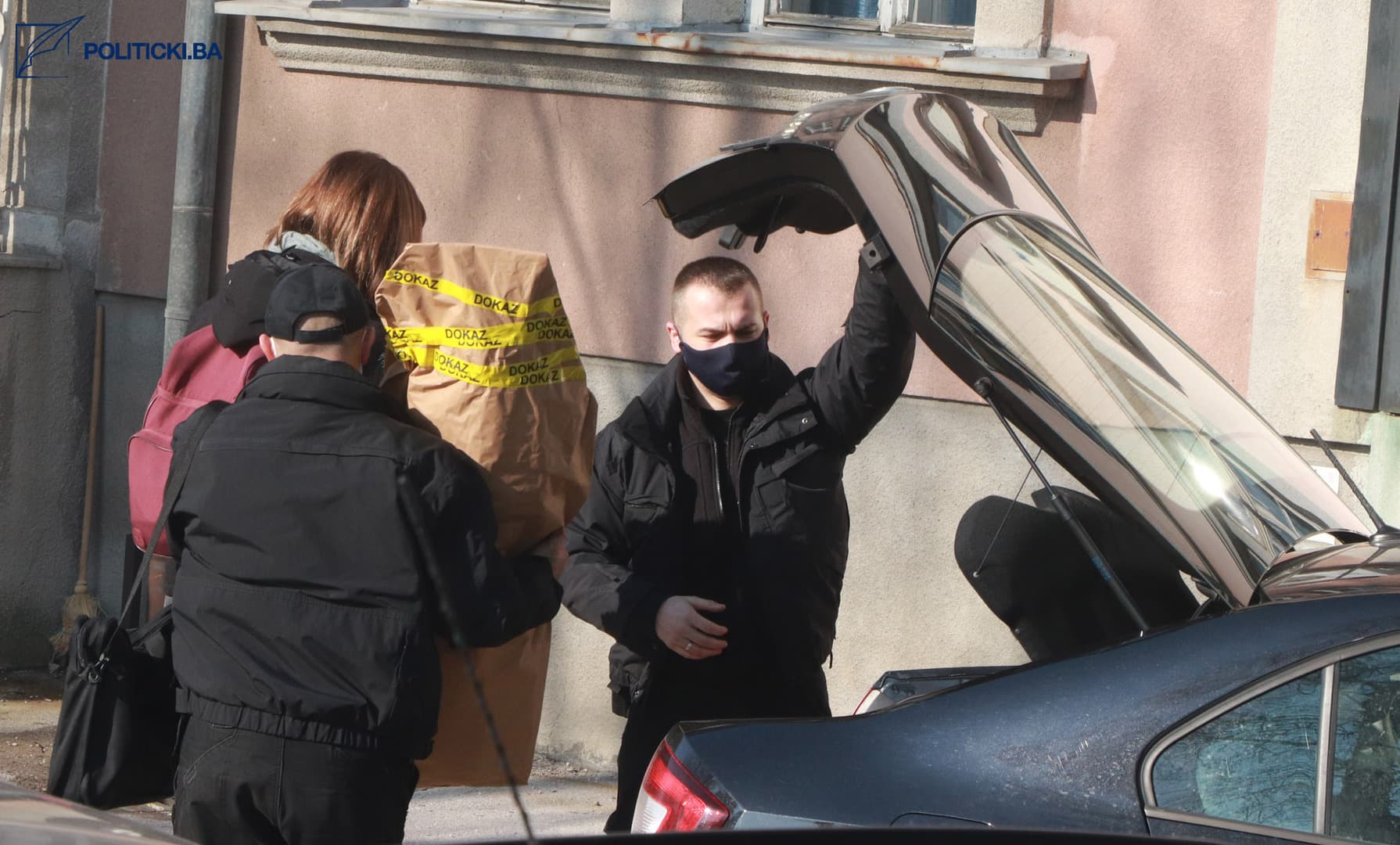 Uhapšeni u akciji „Brend“ dovedeni u prostorije SIPA-e u Tuzli - slika 8