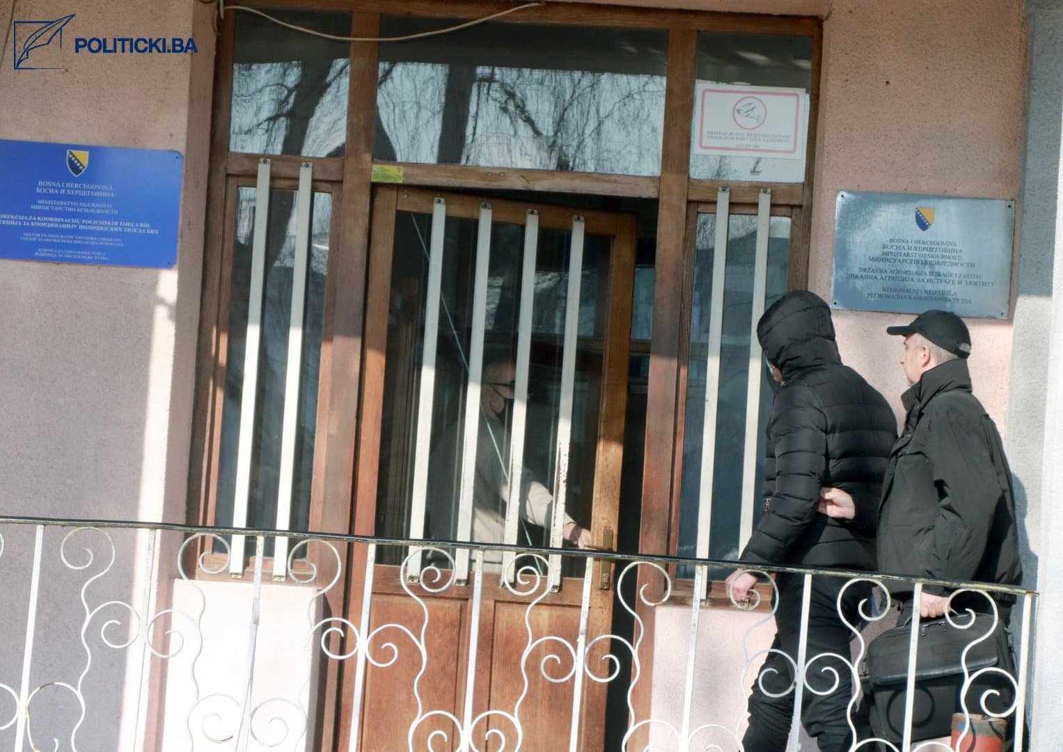 Uhapšeni u akciji „Brend“ dovedeni u prostorije SIPA-e u Tuzli - slika 1