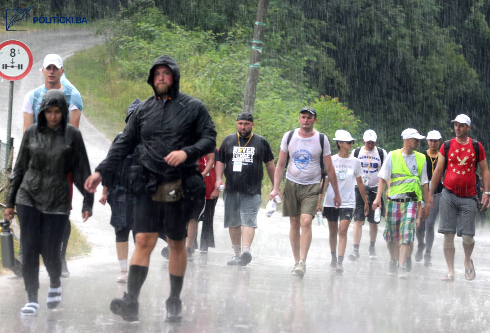 U Maršu mira jako puno mladih ljudi. Ubijenih u genocidu ima se ko sjećati - slika 13