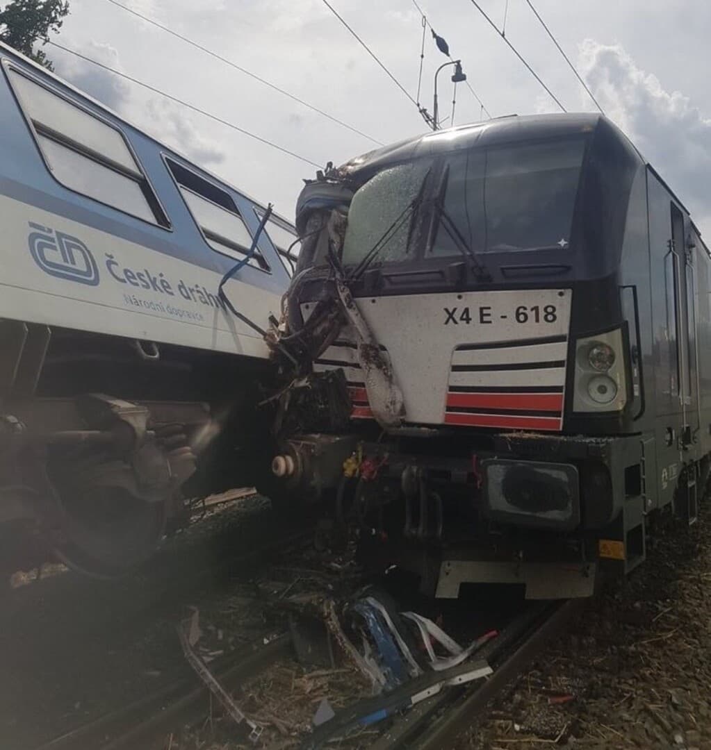 U sudaru vozova u Češkoj najmanje dvoje mrtvih - slika 1