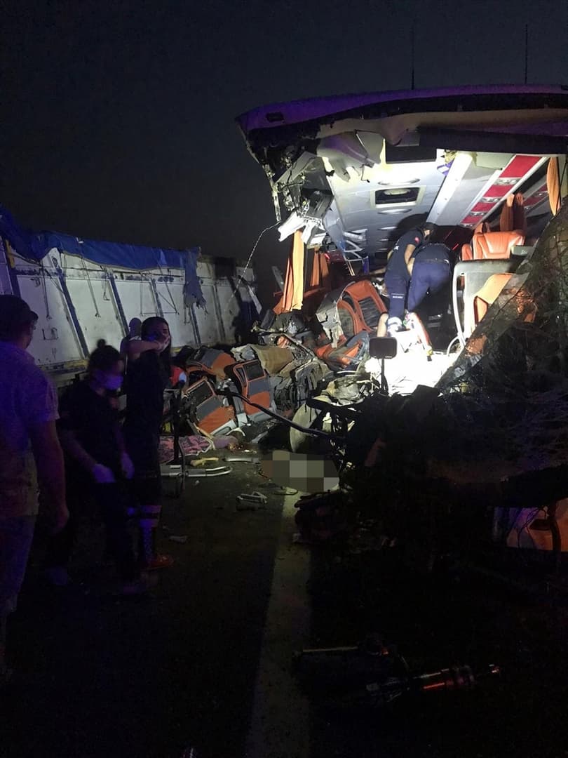 Turska: U sudaru autobusa i kamiona poginulošest osoba, 42 povrijeđenih - slika 5