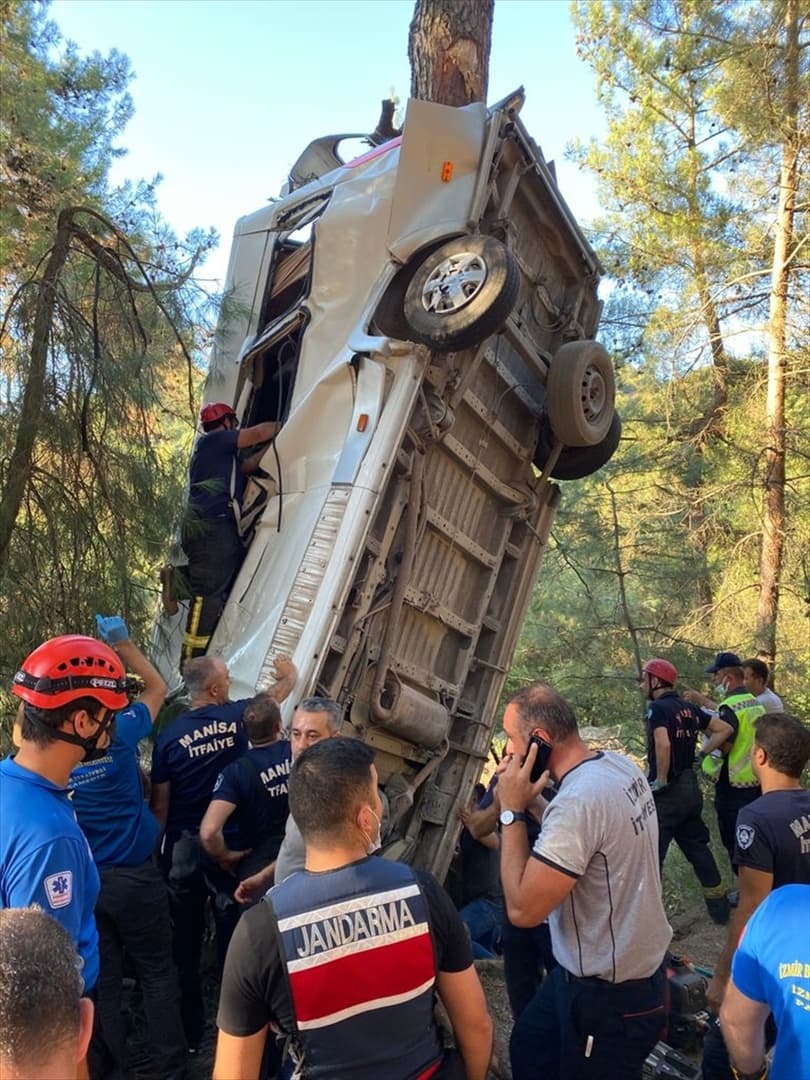 Prevrnuo se minibus u Izmiru, poginulo šest osoba - slika 1