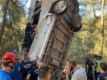 Prevrnuo se minibus u Izmiru, poginulo šest osoba