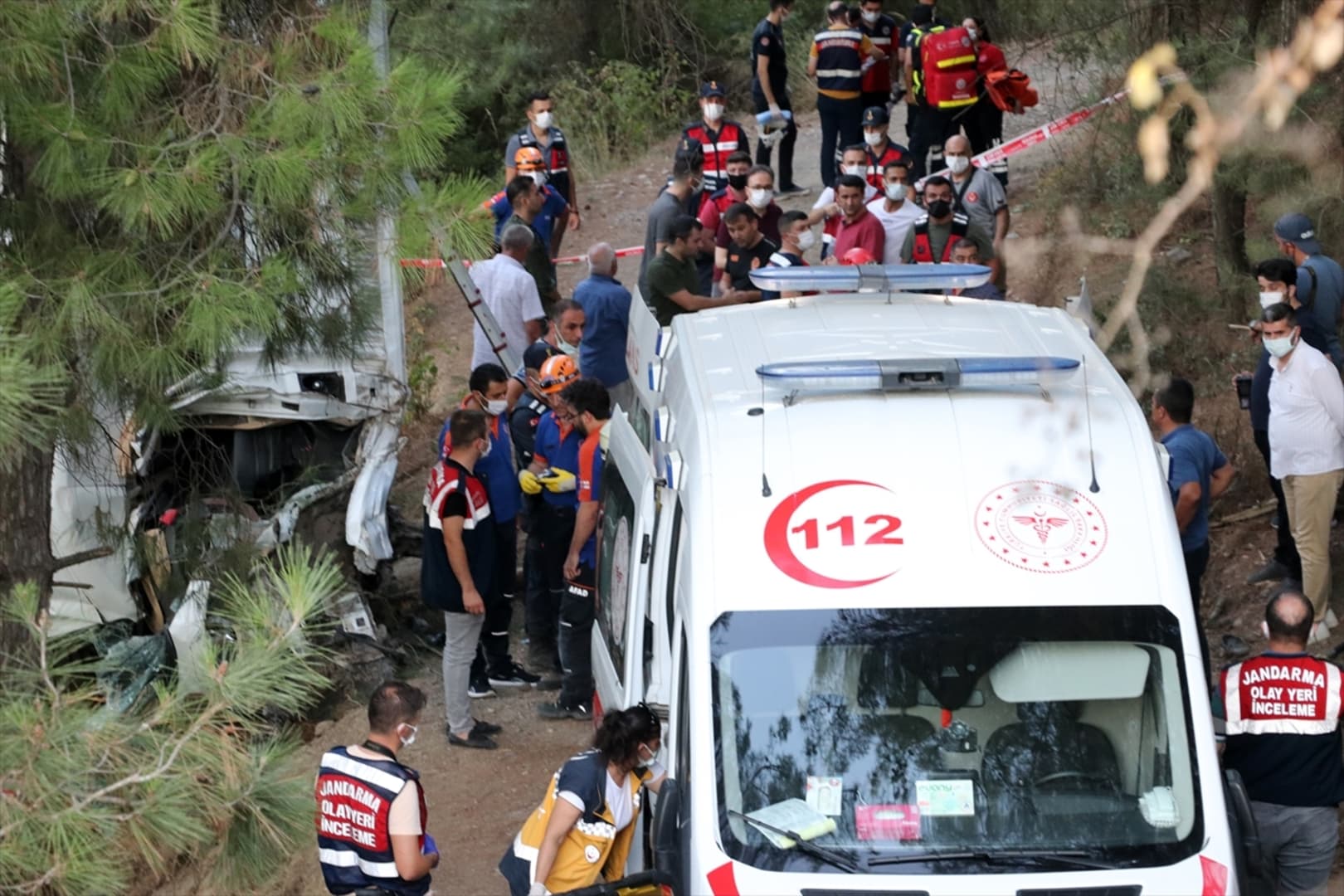 Prevrnuo se minibus u Izmiru, poginulo šest osoba - slika 3