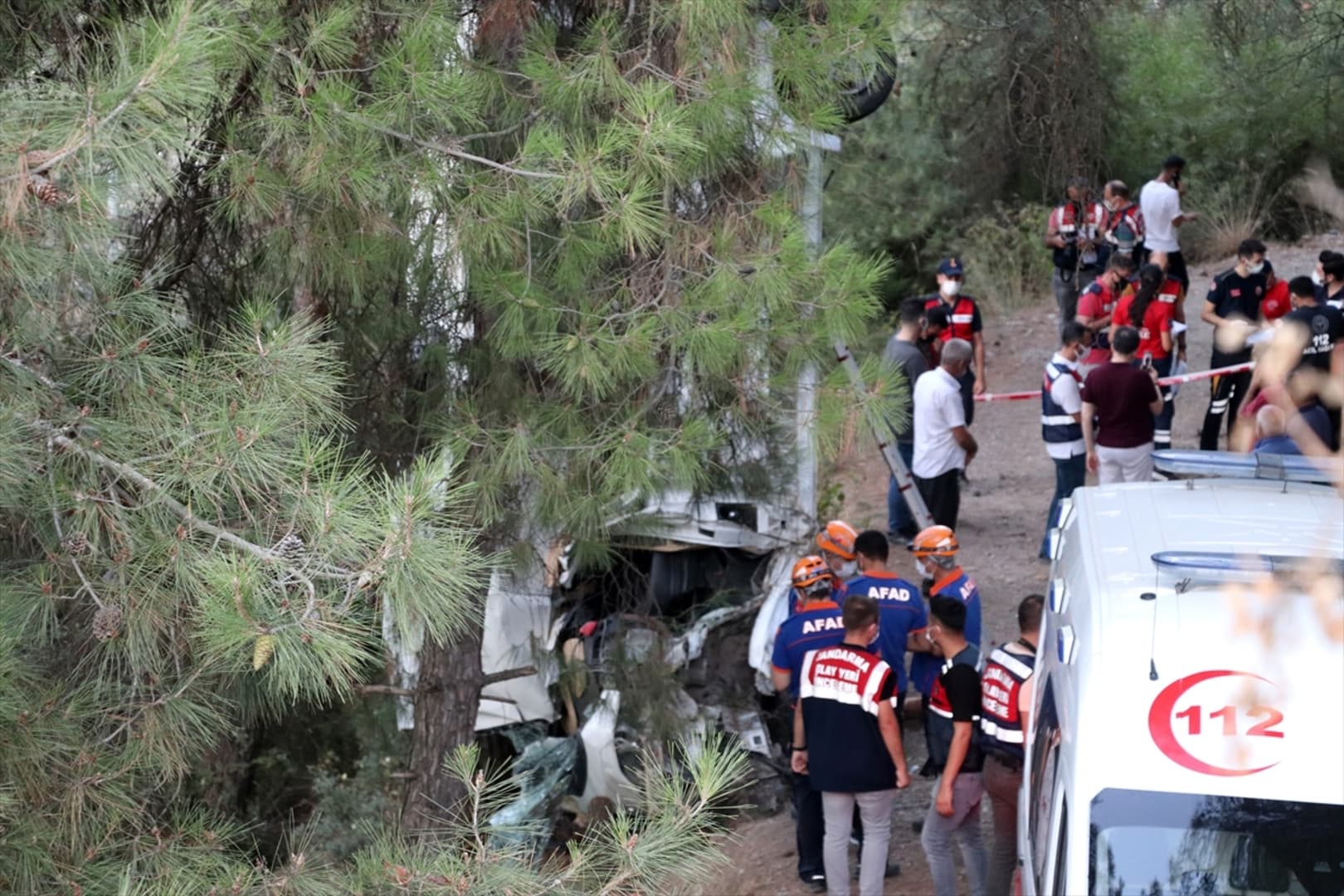 Prevrnuo se minibus u Izmiru, poginulo šest osoba - slika 4