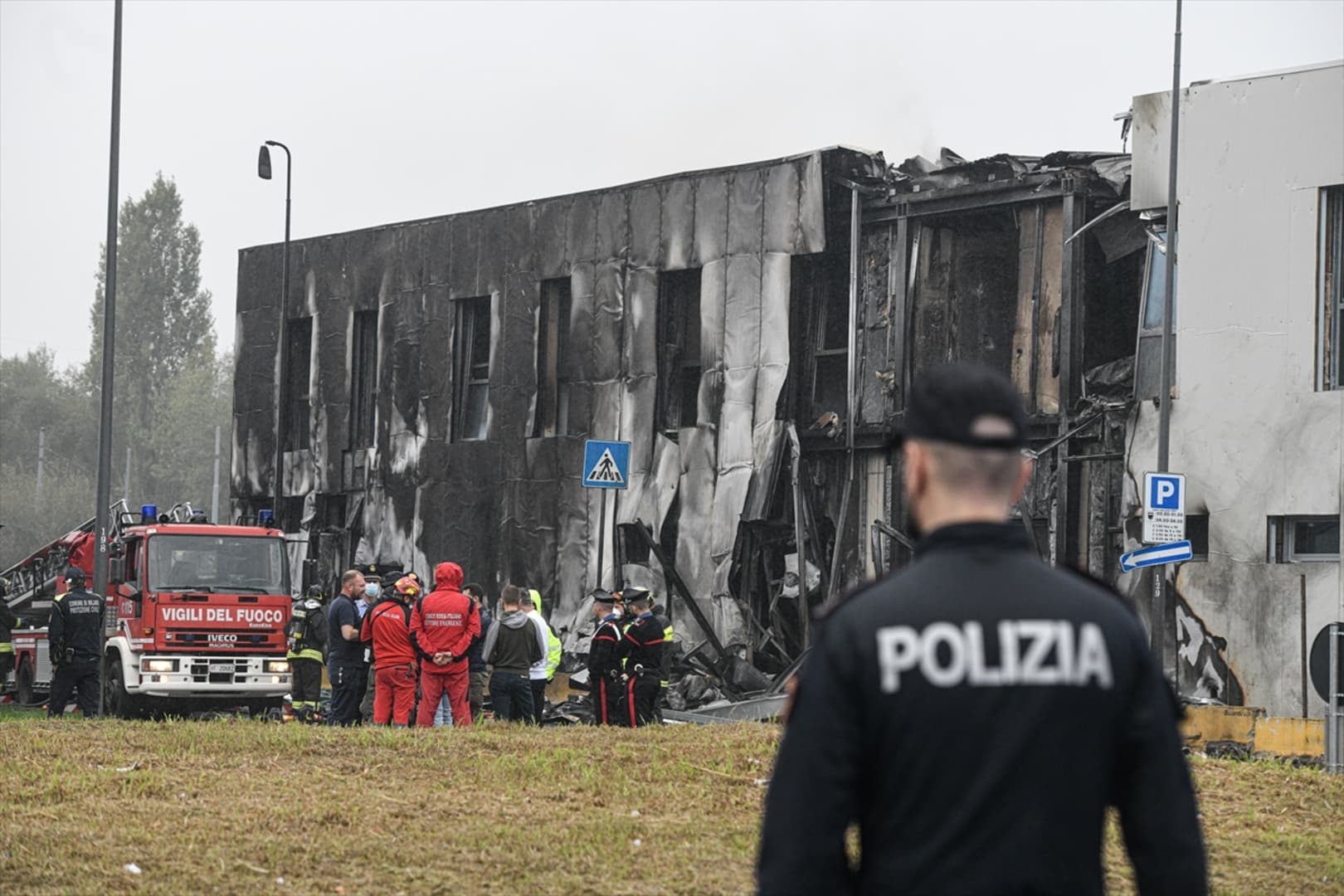 Mali avion se srušio na zgradu u blizini Milana, poginulo osam osoba - slika 7