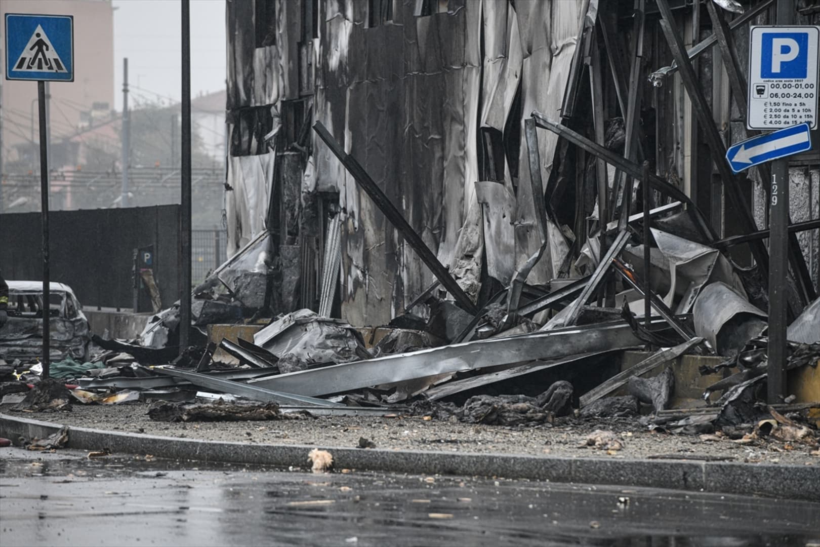 Mali avion se srušio na zgradu u blizini Milana, poginulo osam osoba - slika 9