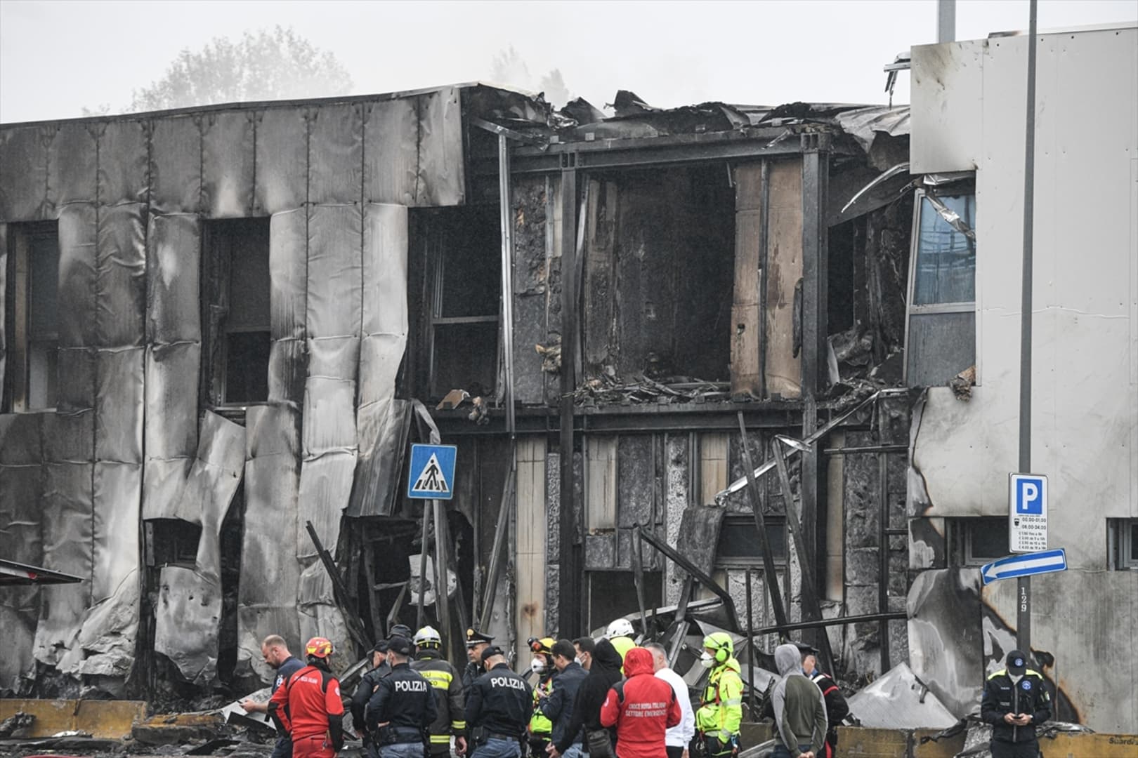 Mali avion se srušio na zgradu u blizini Milana, poginulo osam osoba - slika 11