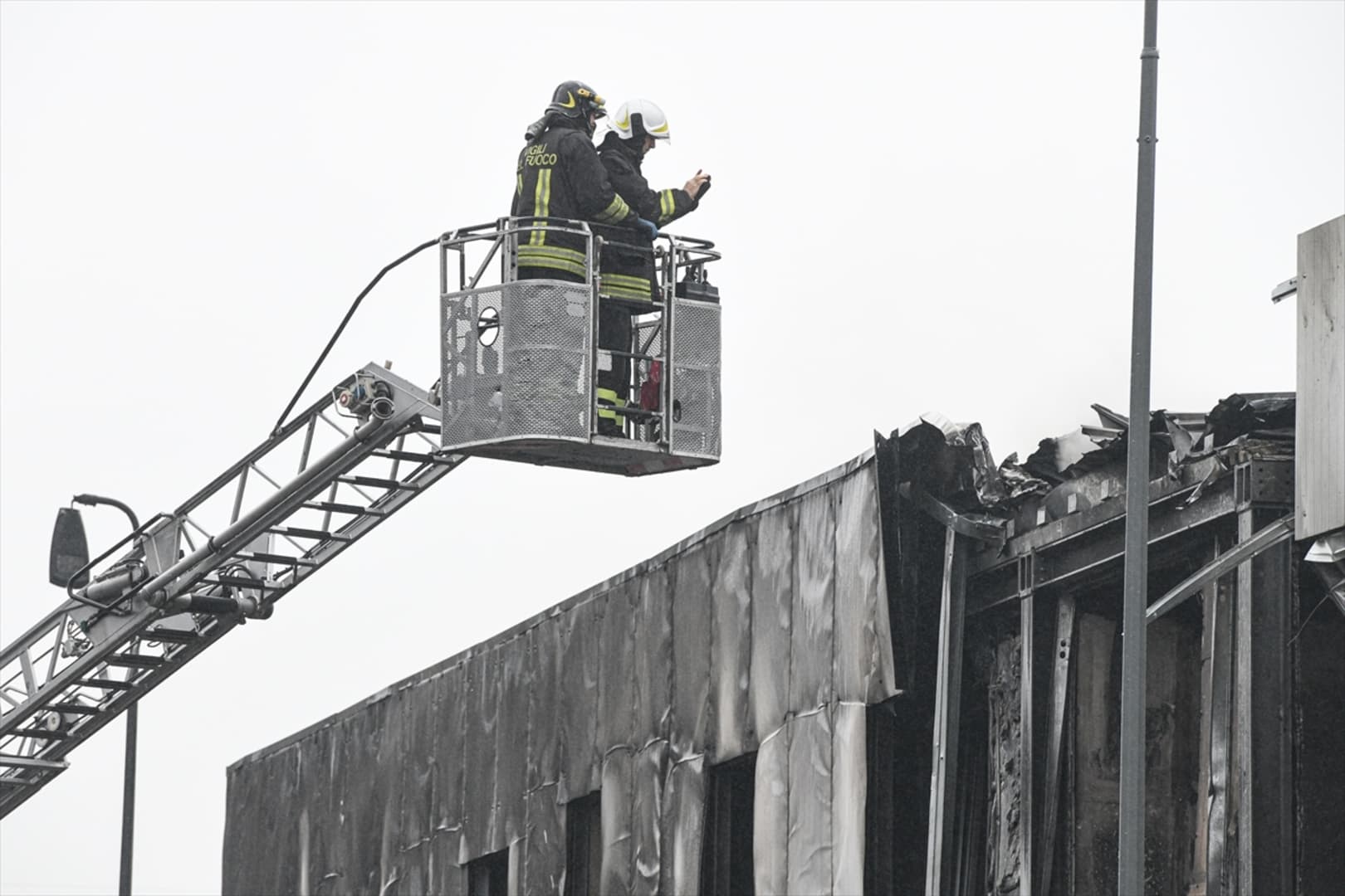 Mali avion se srušio na zgradu u blizini Milana, poginulo osam osoba - slika 12
