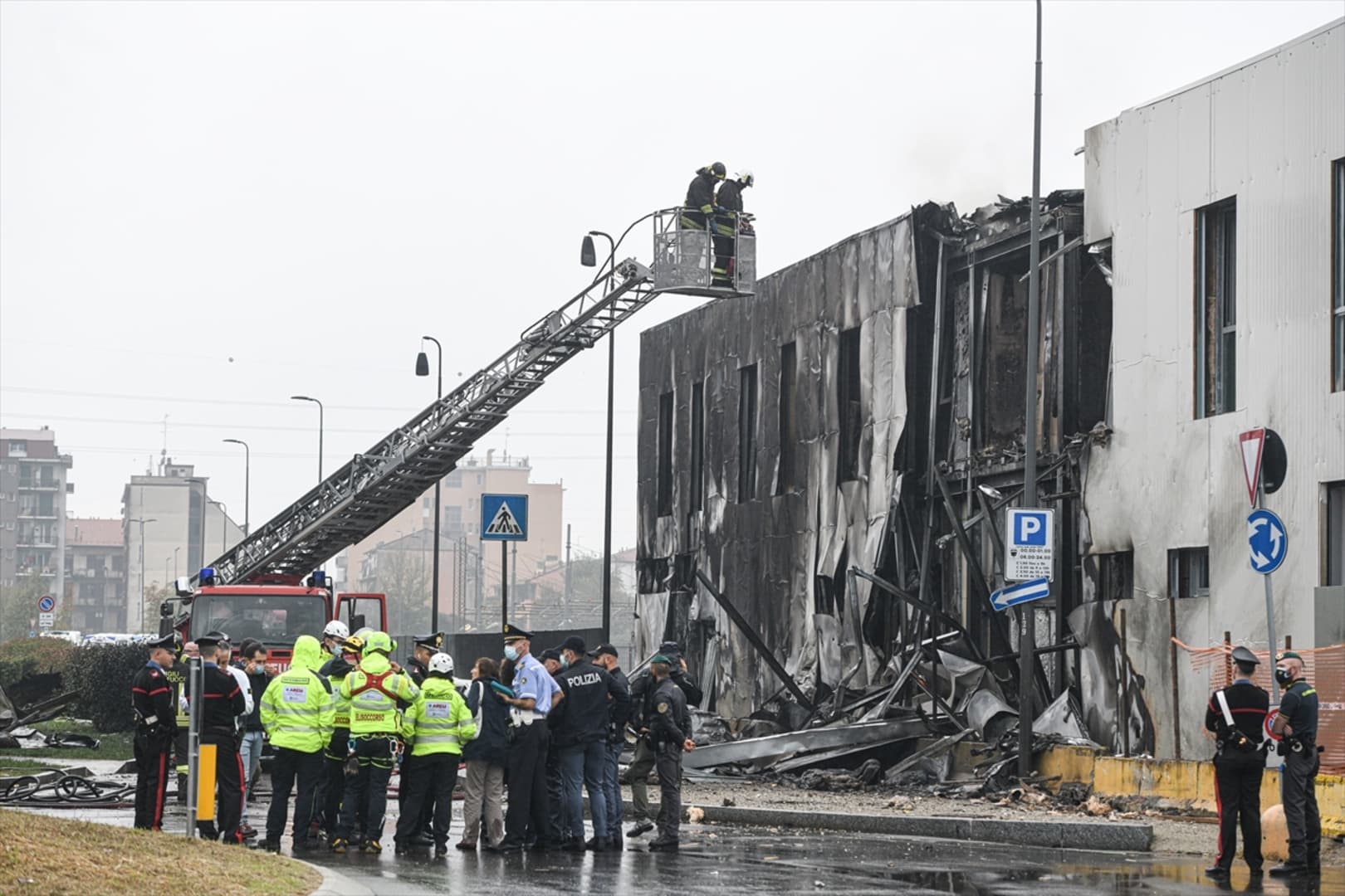 Mali avion se srušio na zgradu u blizini Milana, poginulo osam osoba - slika 1