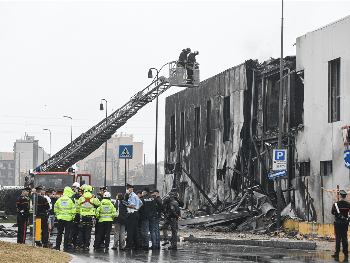 Mali avion se srušio na zgradu u blizini Milana, poginulo osam osoba