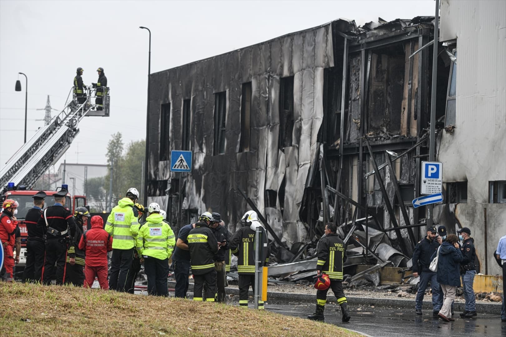 Mali avion se srušio na zgradu u blizini Milana, poginulo osam osoba - slika 3