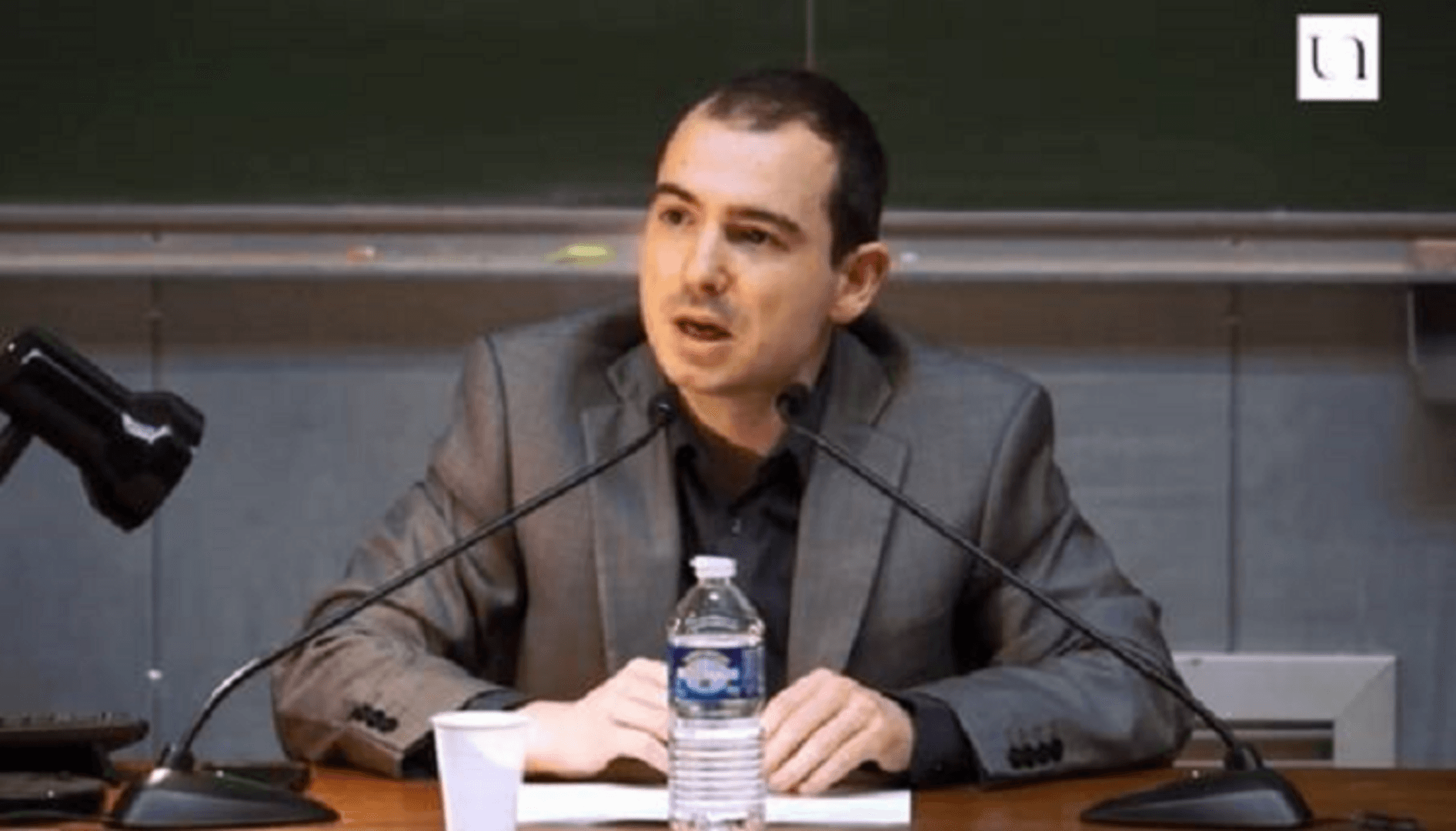 Tregoures: Vučić je transakcijski povezan s huliganima u Srbiji - slika 1