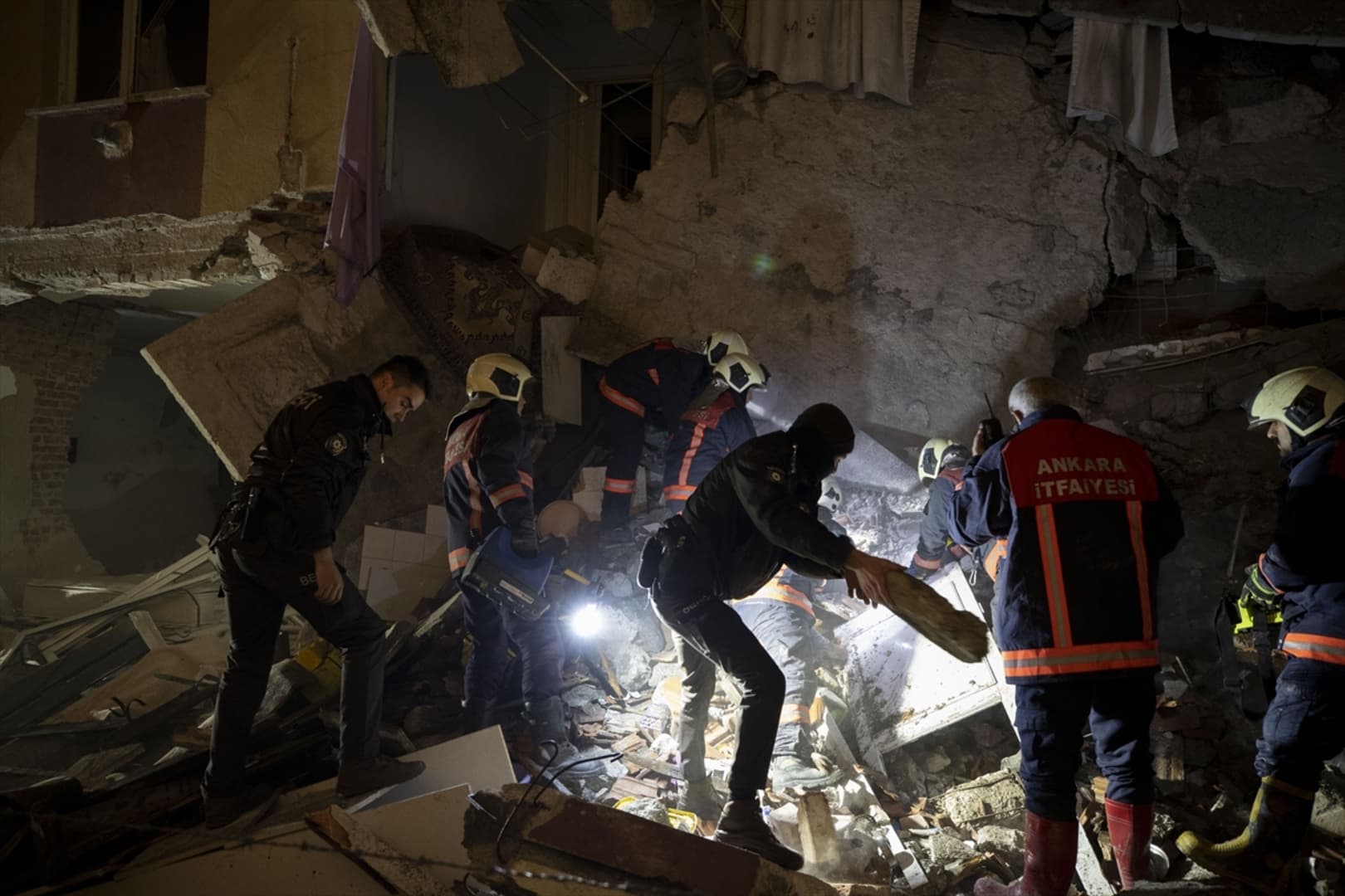 Turska: U eksploziji plina poginuli otac i kćerkica - slika 11