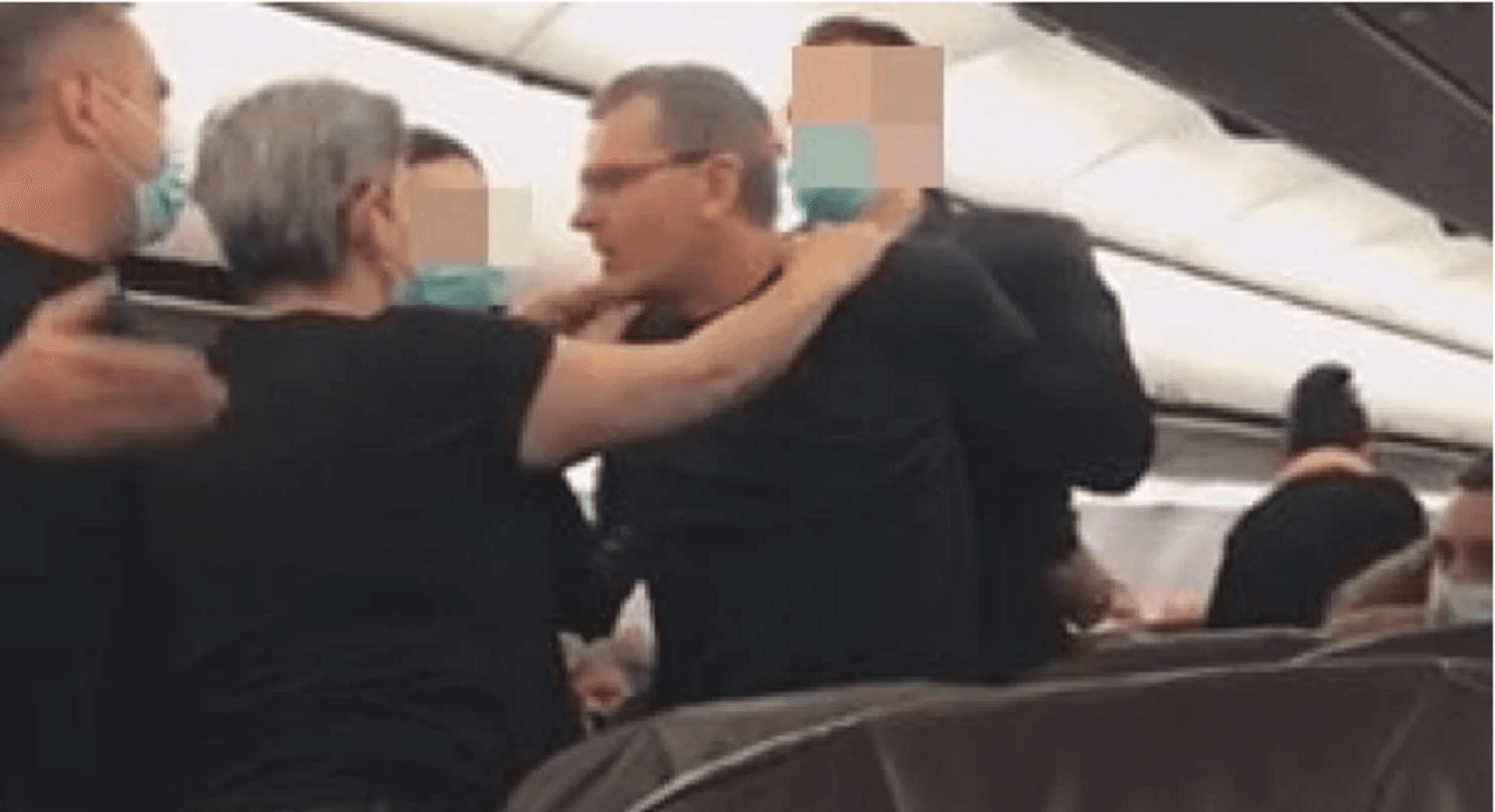 Poznat identitet osobe koja je divljala sinoć u avionu - slika 1