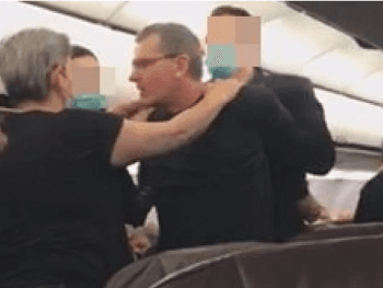 Poznat identitet osobe koja je divljala sinoć u avionu