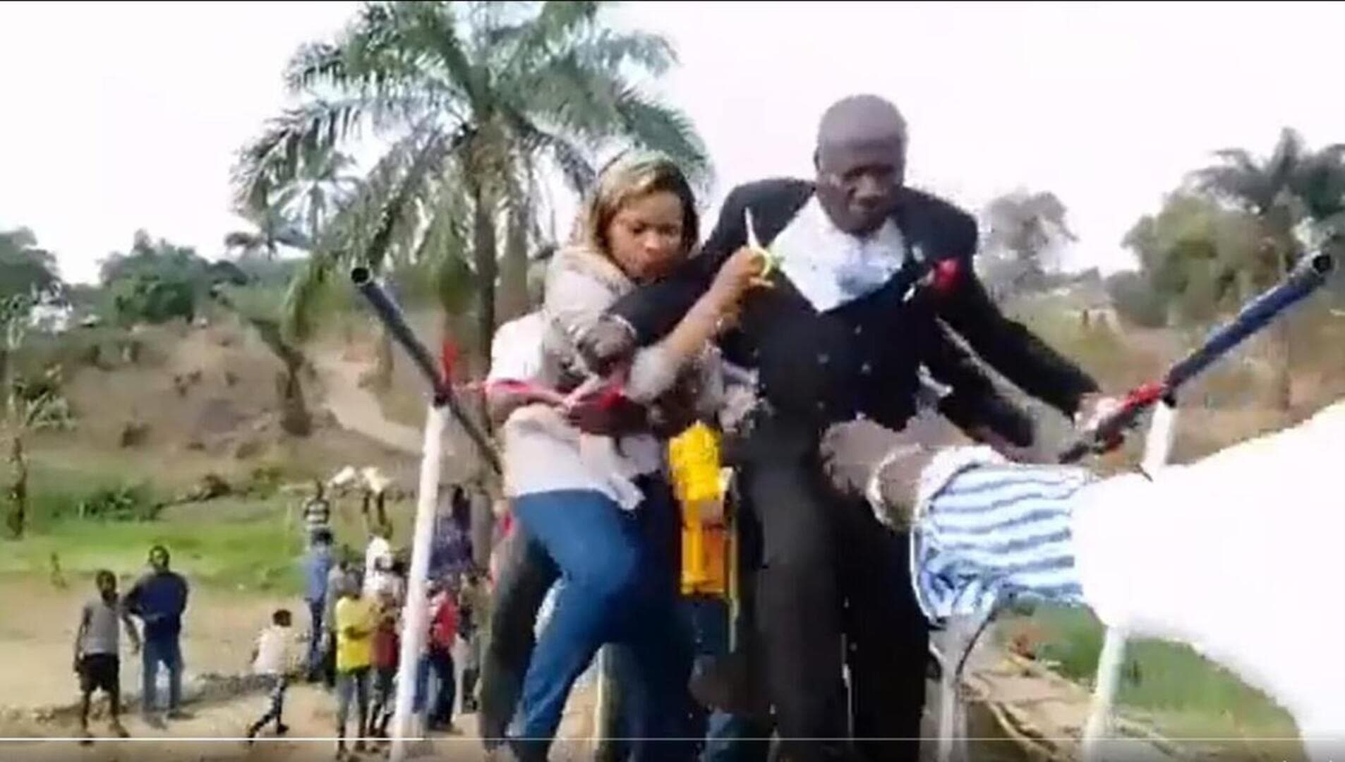 Most u Kongu se srušio u trenutku presjecanja trake! - slika 1