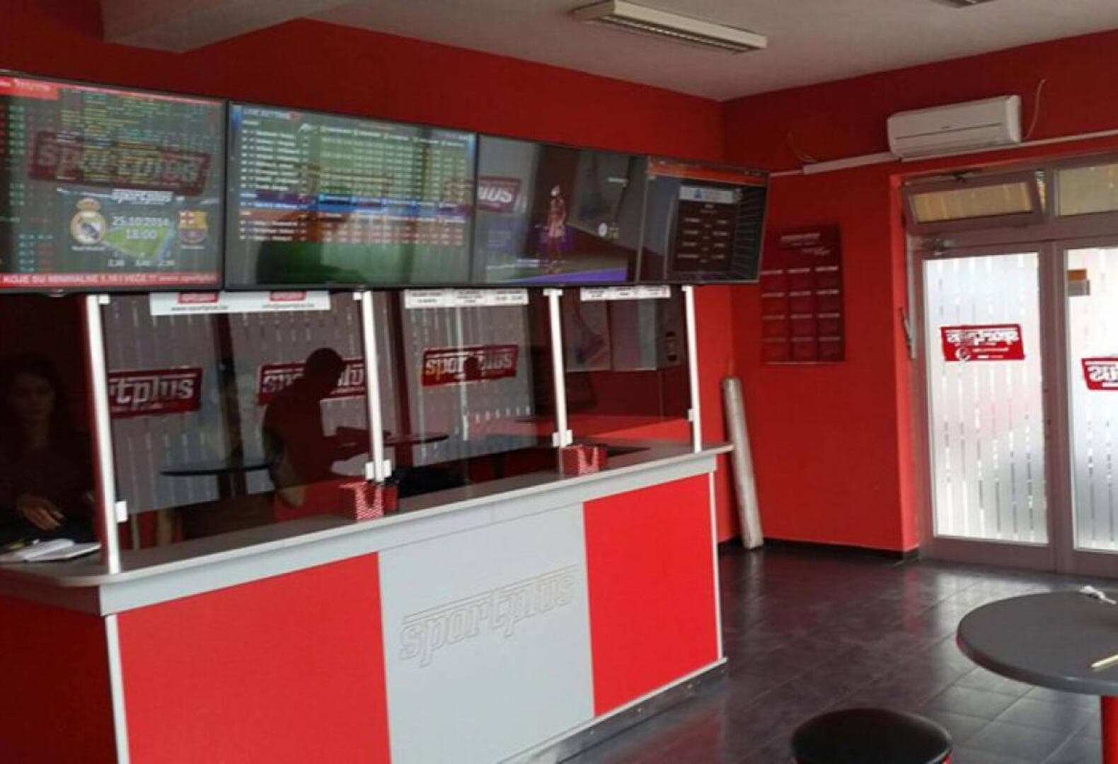 Radnica kladionice istukla napadača - slika 1