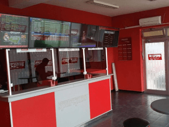 Radnica kladionice istukla napadača