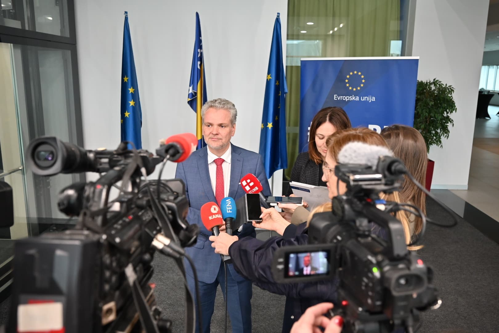 EU: U narednim sedmicama građani BiH će dobiti novac  - slika 1