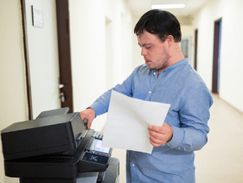 Anes Kujović: Prva osoba na svijetu s Down sindromom, stažist UN-a