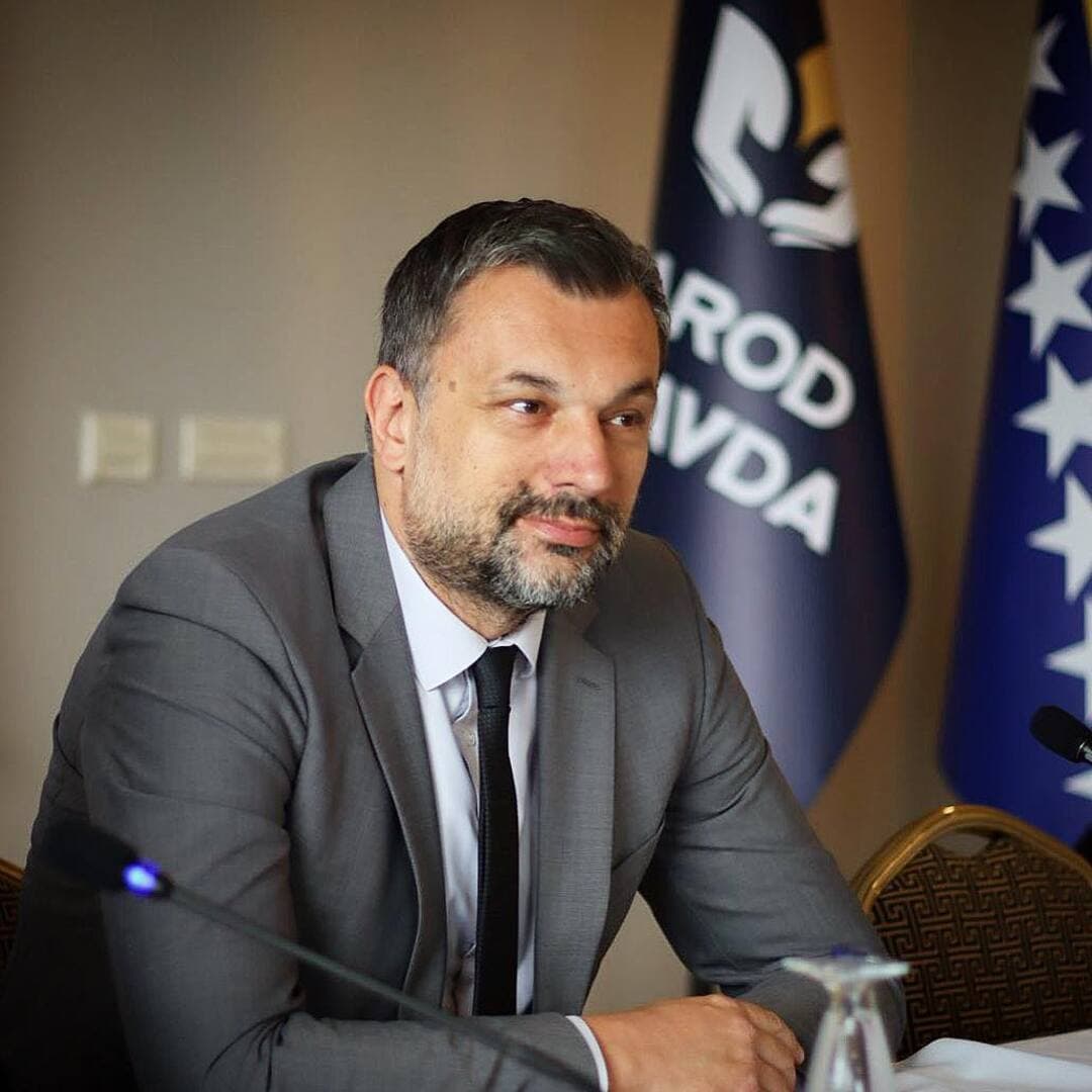 Elmedin Konaković u slobodnom padu - slika 1