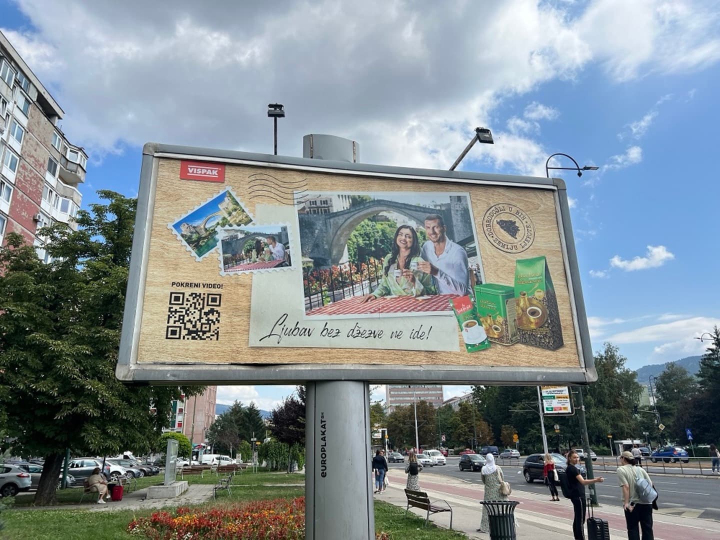 "Oživite" bilbord, majicu i razglednicu, pa popijte Zlatnu džezvu sa Amrom i Edinom Džeko - slika 2