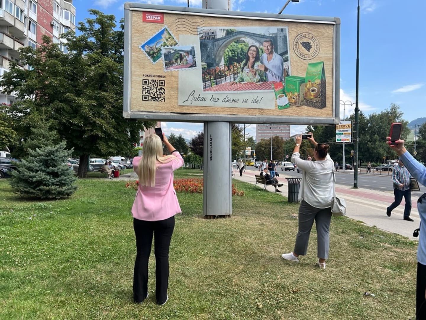 "Oživite" bilbord, majicu i razglednicu, pa popijte Zlatnu džezvu sa Amrom i Edinom Džeko - slika 3