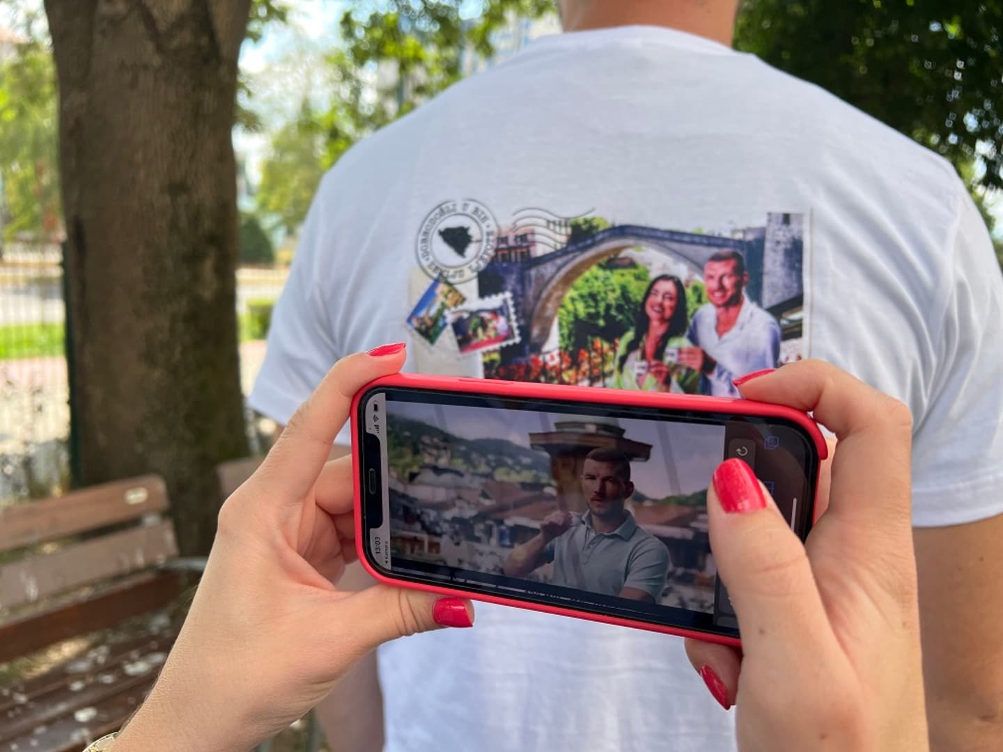 "Oživite" bilbord, majicu i razglednicu, pa popijte Zlatnu džezvu sa Amrom i Edinom Džeko - slika 1