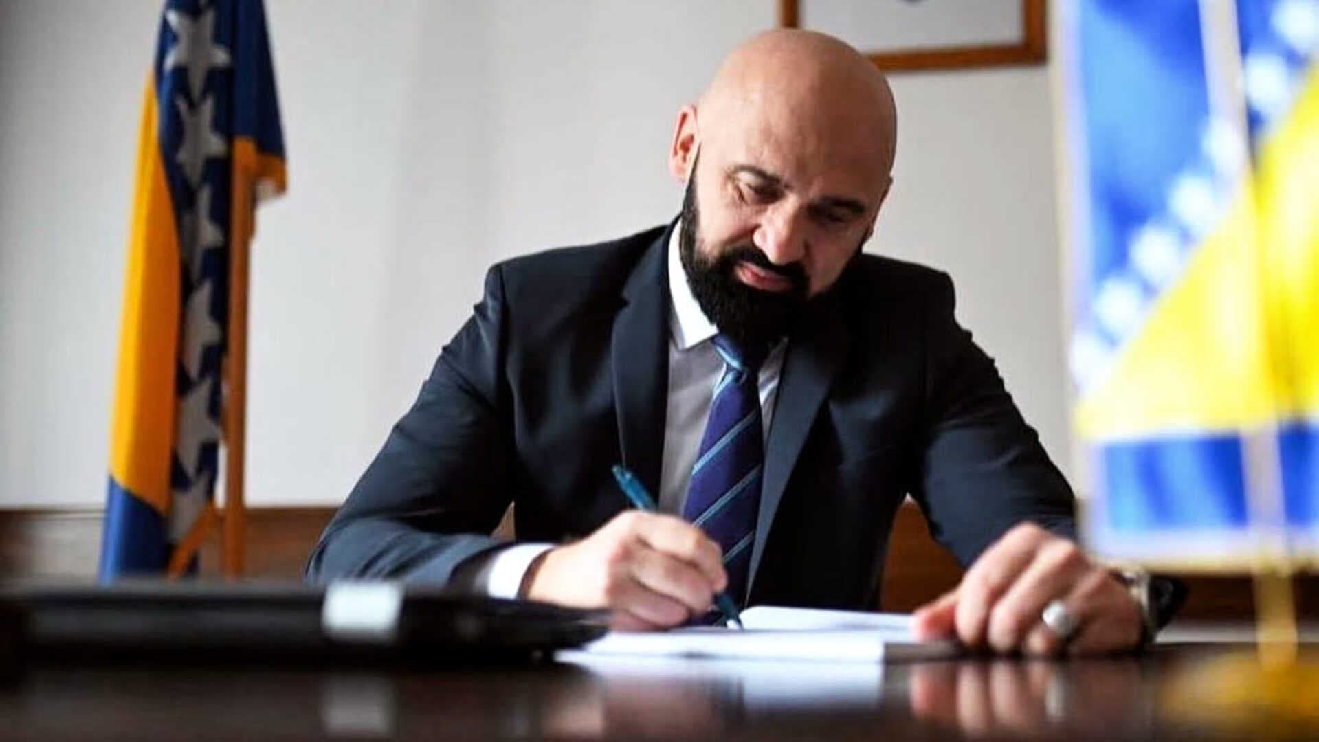 Ministar Ramo Isak reklamira benzinsku pumpu - slika 1