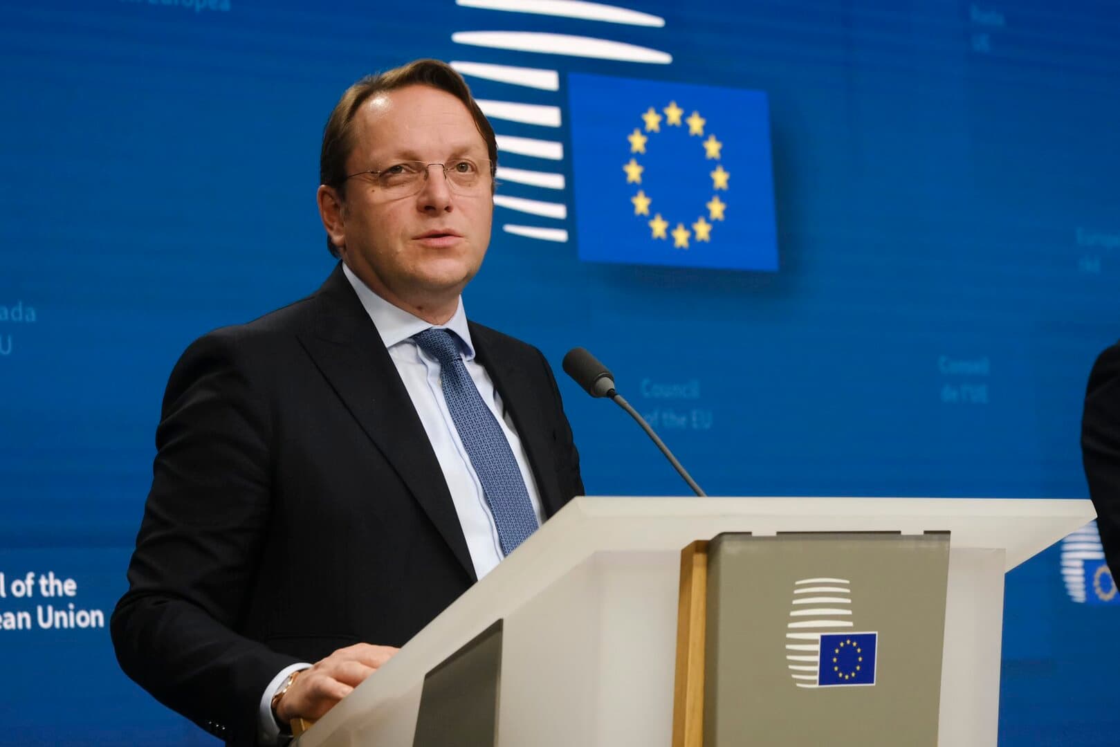 Varhelyi Kosovarima čestitao bezvizni režim - slika 1