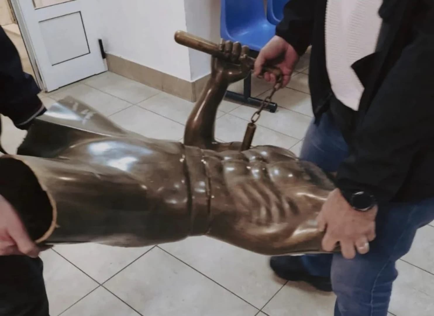 Uhapšen kardljivac statue Brucea Leea - slika 1