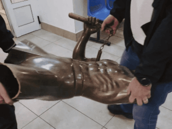 Uhapšen kardljivac statue Brucea Leea