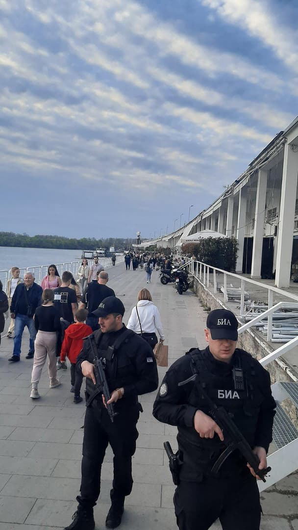 Na ulice Srbije izašli i pripadnici BIA-e. Naoružani su dugim cijevima - slika 5