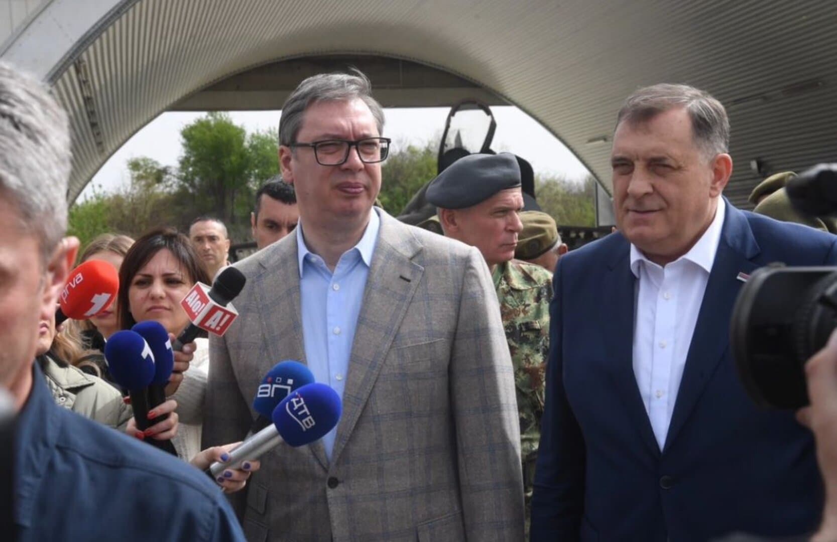 Kako izgleda Vučićeva "miroljubivost". S Dodikom gleda vojne potencijale Srbije - slika 1