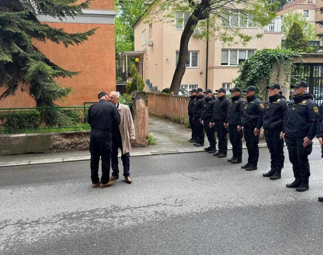 SKANDAL! Ramo Isak postrojio policiju u čast izlaska visokih funkcionera FUP-a iz pritvora - slika 8