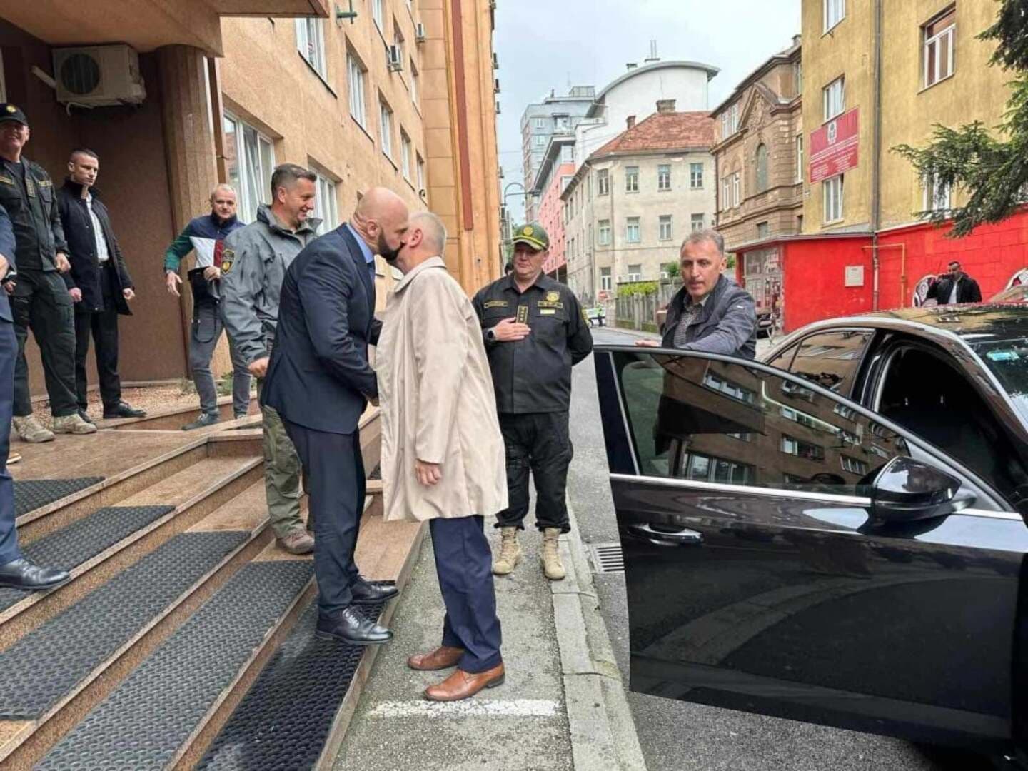 SKANDAL! Ramo Isak postrojio policiju u čast izlaska visokih funkcionera FUP-a iz pritvora - slika 3