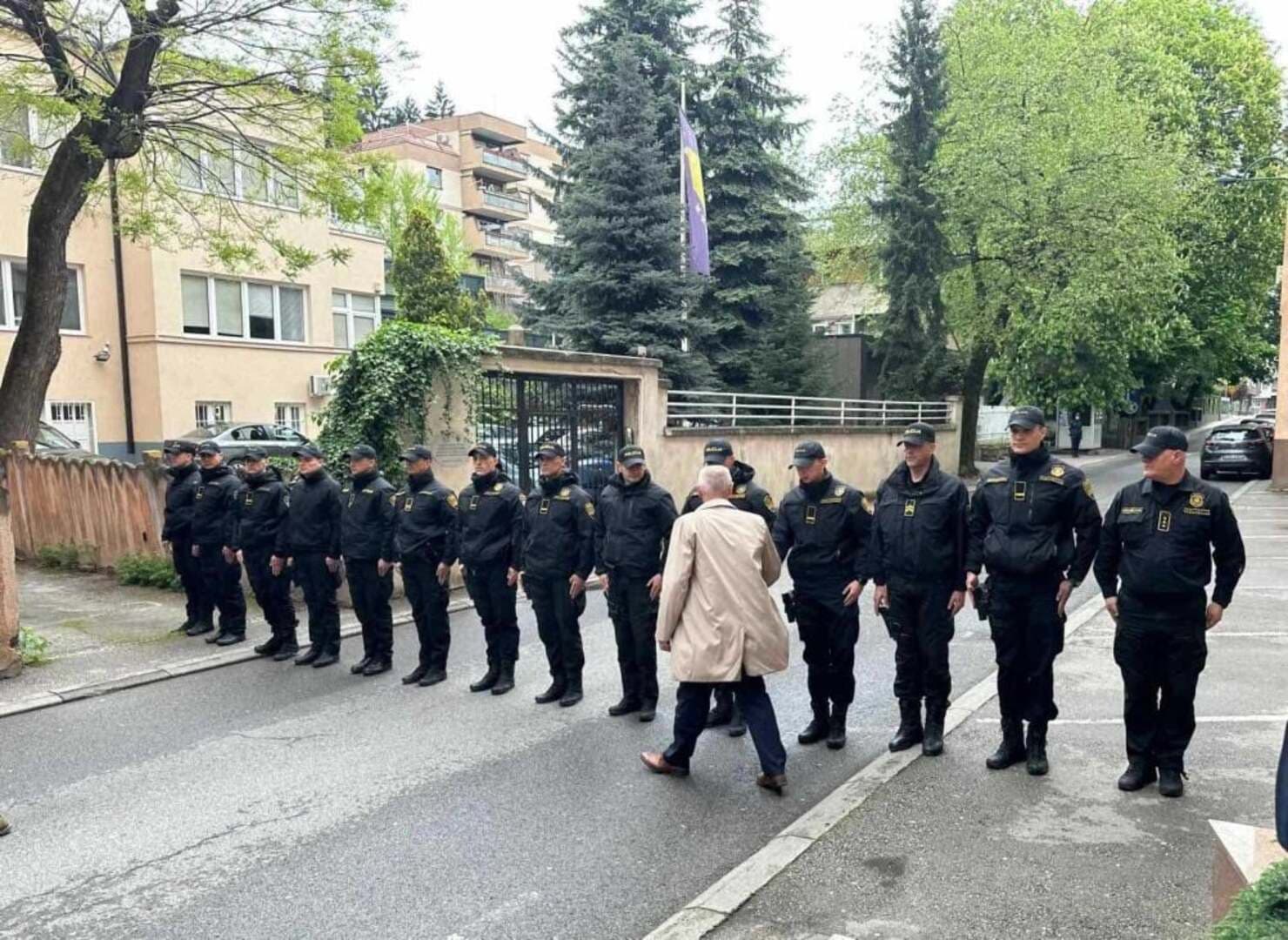 SKANDAL! Ramo Isak postrojio policiju u čast izlaska visokih funkcionera FUP-a iz pritvora - slika 11