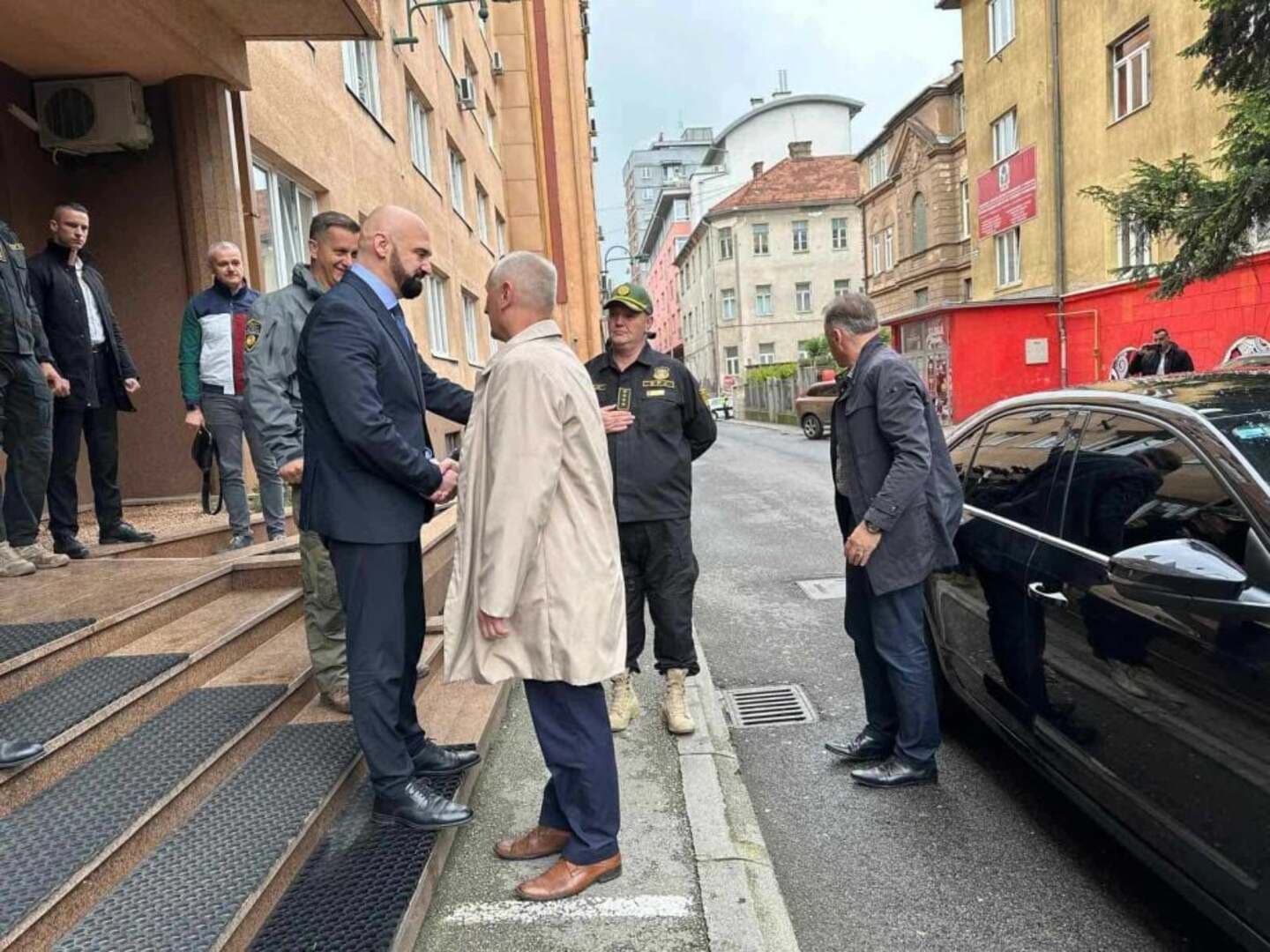 SKANDAL! Ramo Isak postrojio policiju u čast izlaska visokih funkcionera FUP-a iz pritvora - slika 7