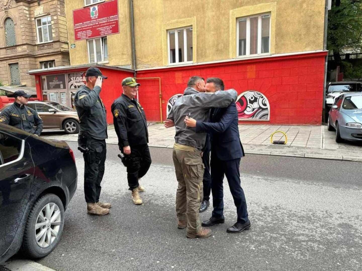 SKANDAL! Ramo Isak postrojio policiju u čast izlaska visokih funkcionera FUP-a iz pritvora - slika 10