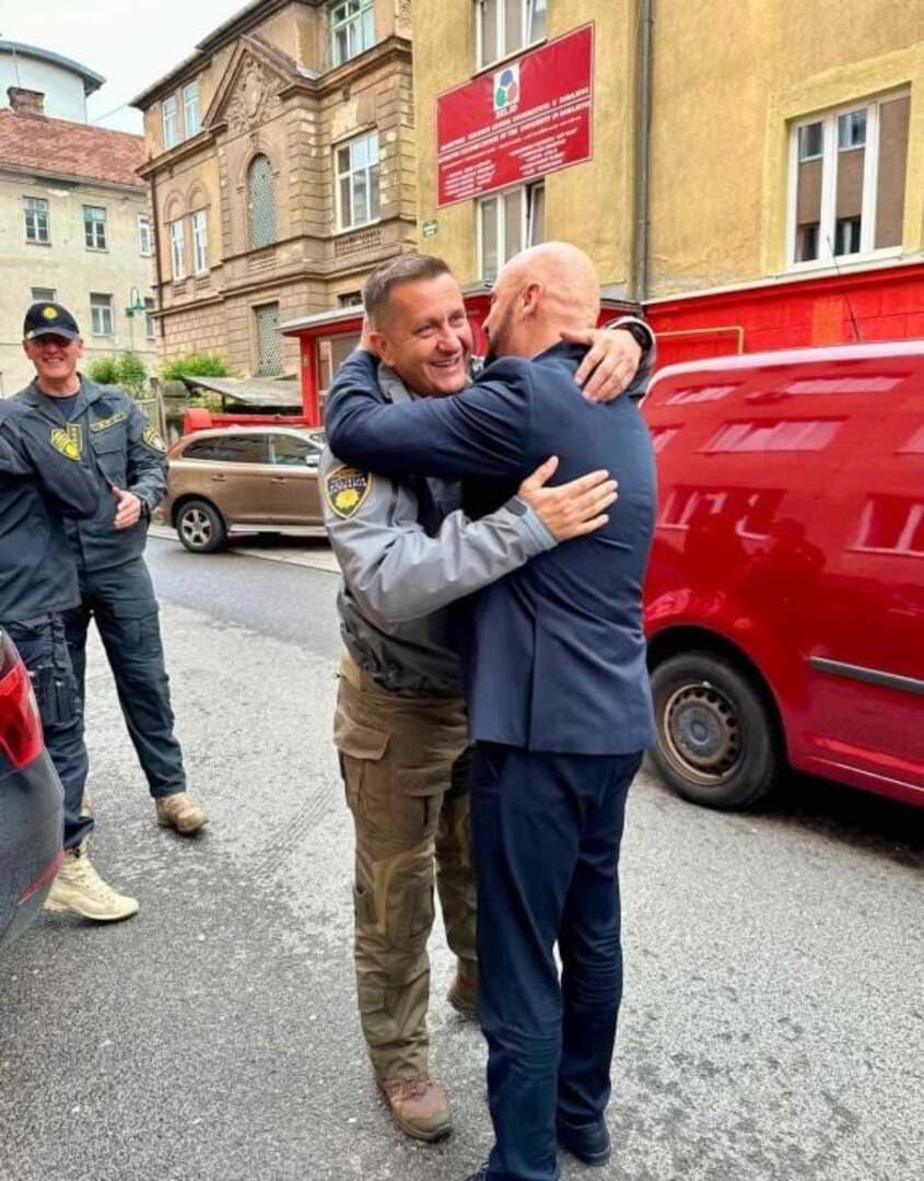 SKANDAL! Ramo Isak postrojio policiju u čast izlaska visokih funkcionera FUP-a iz pritvora - slika 6