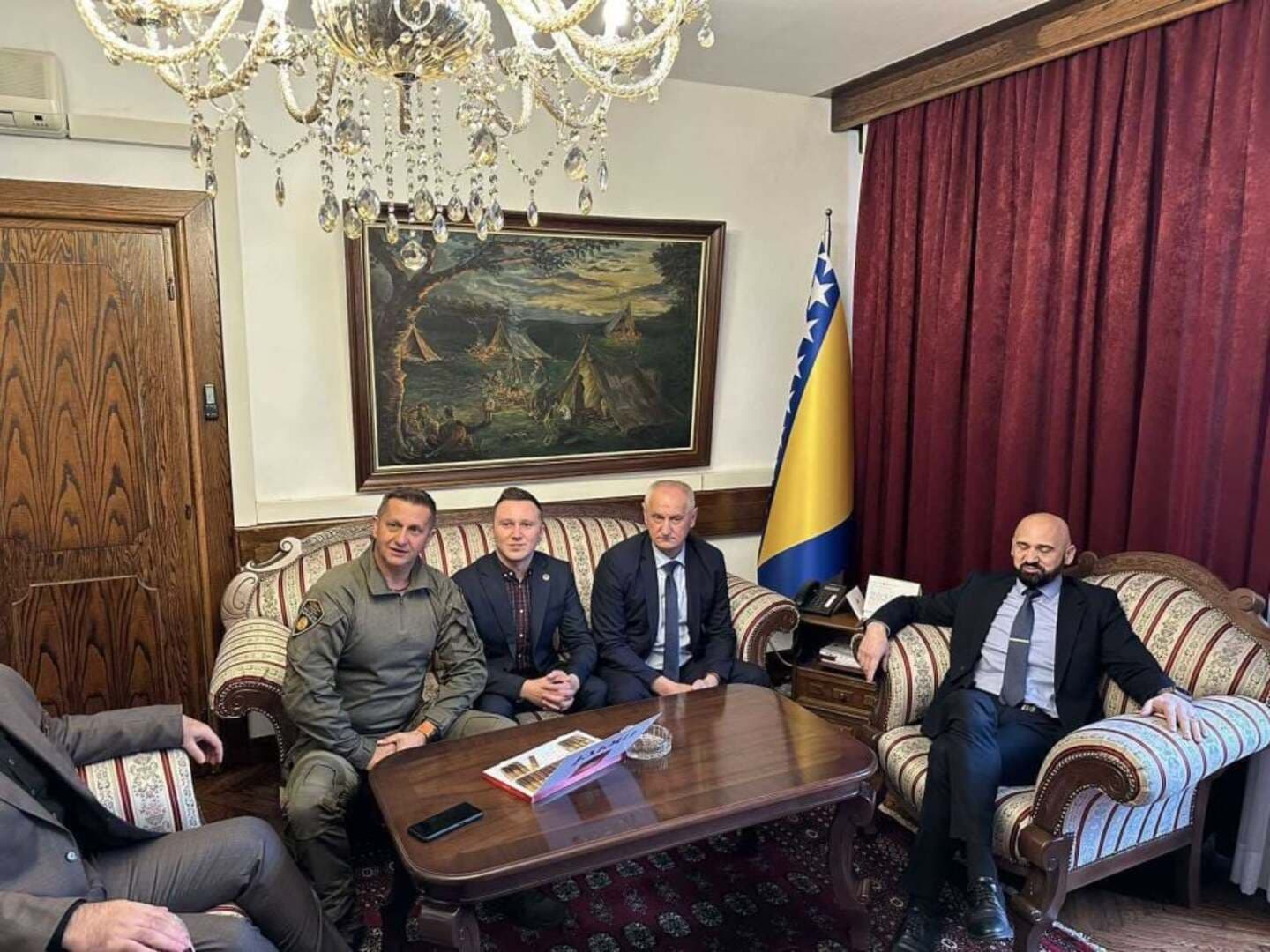 SKANDAL! Ramo Isak postrojio policiju u čast izlaska visokih funkcionera FUP-a iz pritvora - slika 5