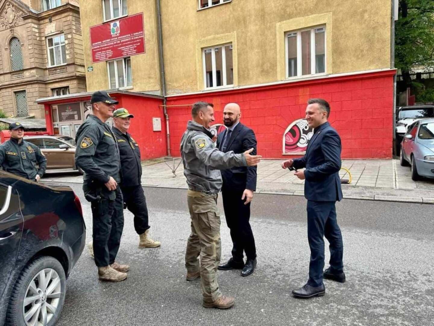 SKANDAL! Ramo Isak postrojio policiju u čast izlaska visokih funkcionera FUP-a iz pritvora - slika 2