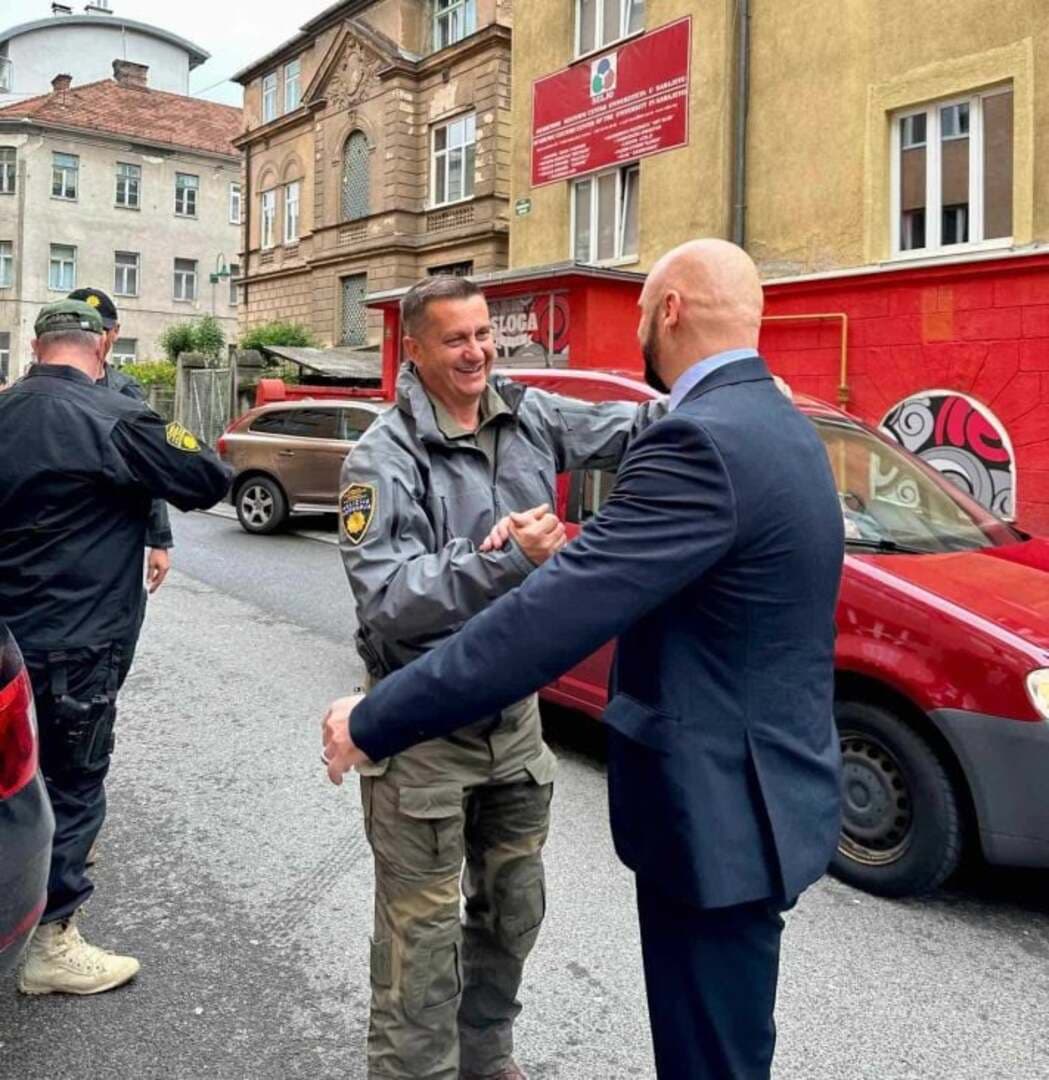 SKANDAL! Ramo Isak postrojio policiju u čast izlaska visokih funkcionera FUP-a iz pritvora - slika 9