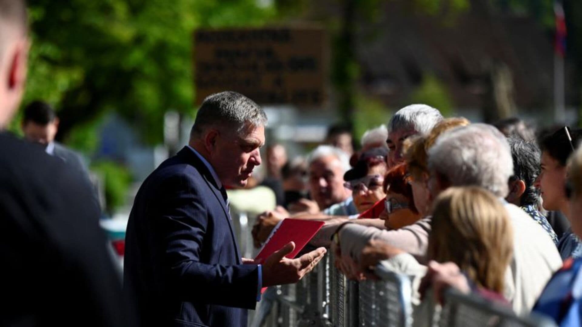 Fico "za dlaku" izbjegao smrt. I dalje je životno ugrožen - slika 1