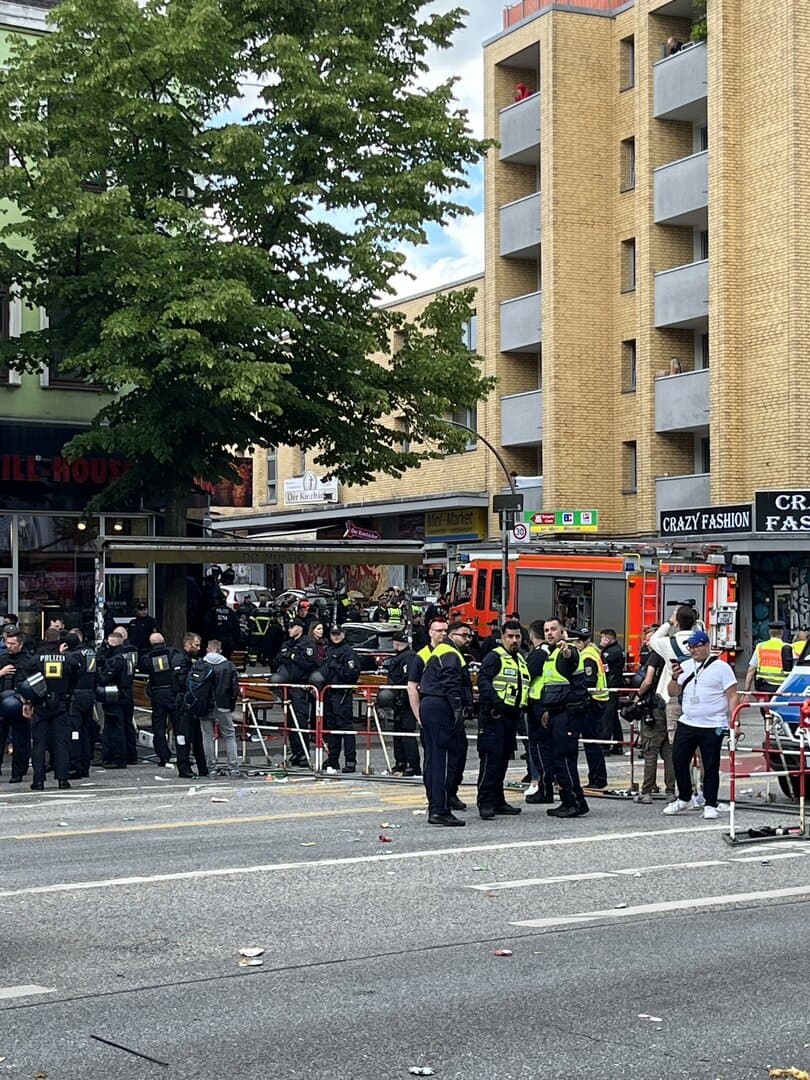 Policija u Hamburgu pucala u čovjeka sa sjekirom - slika 1