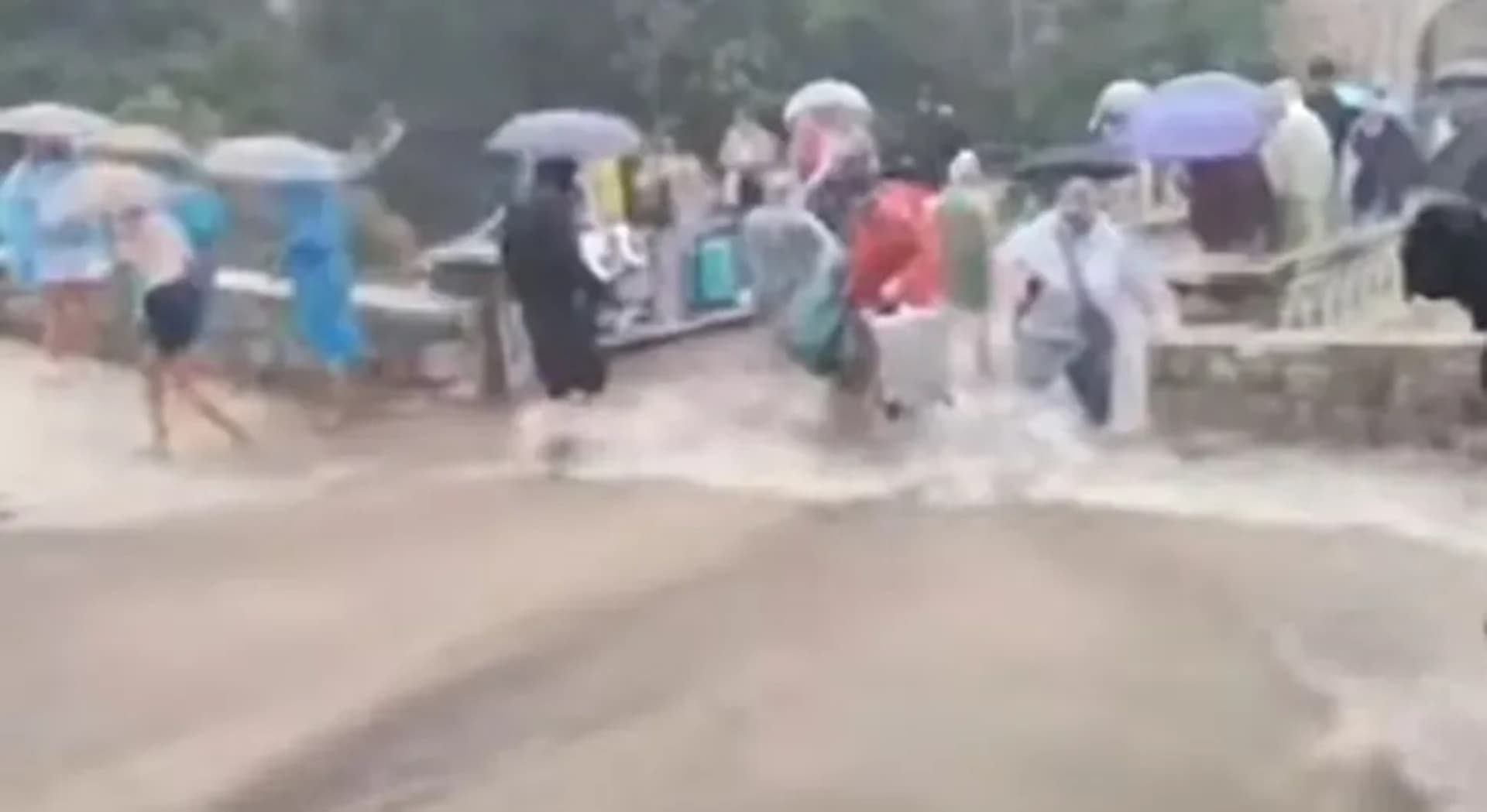 Nevrijeme "potopilo" Dubrovnik. Ulicama u čamcima - slika 1